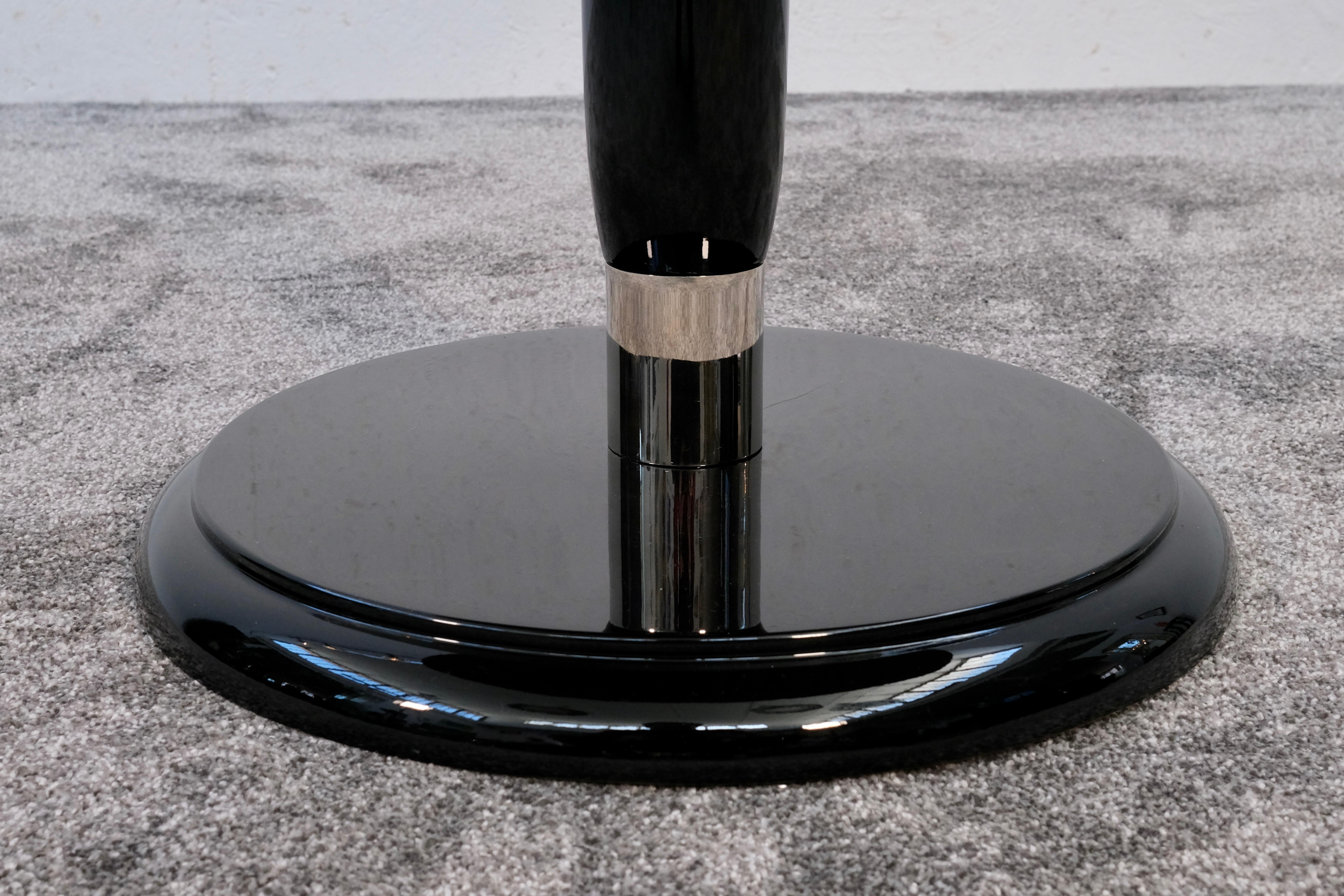 Blackened Round Art Deco Side Table in Burl Birch and Black Lacquer, France 1930s For Sale