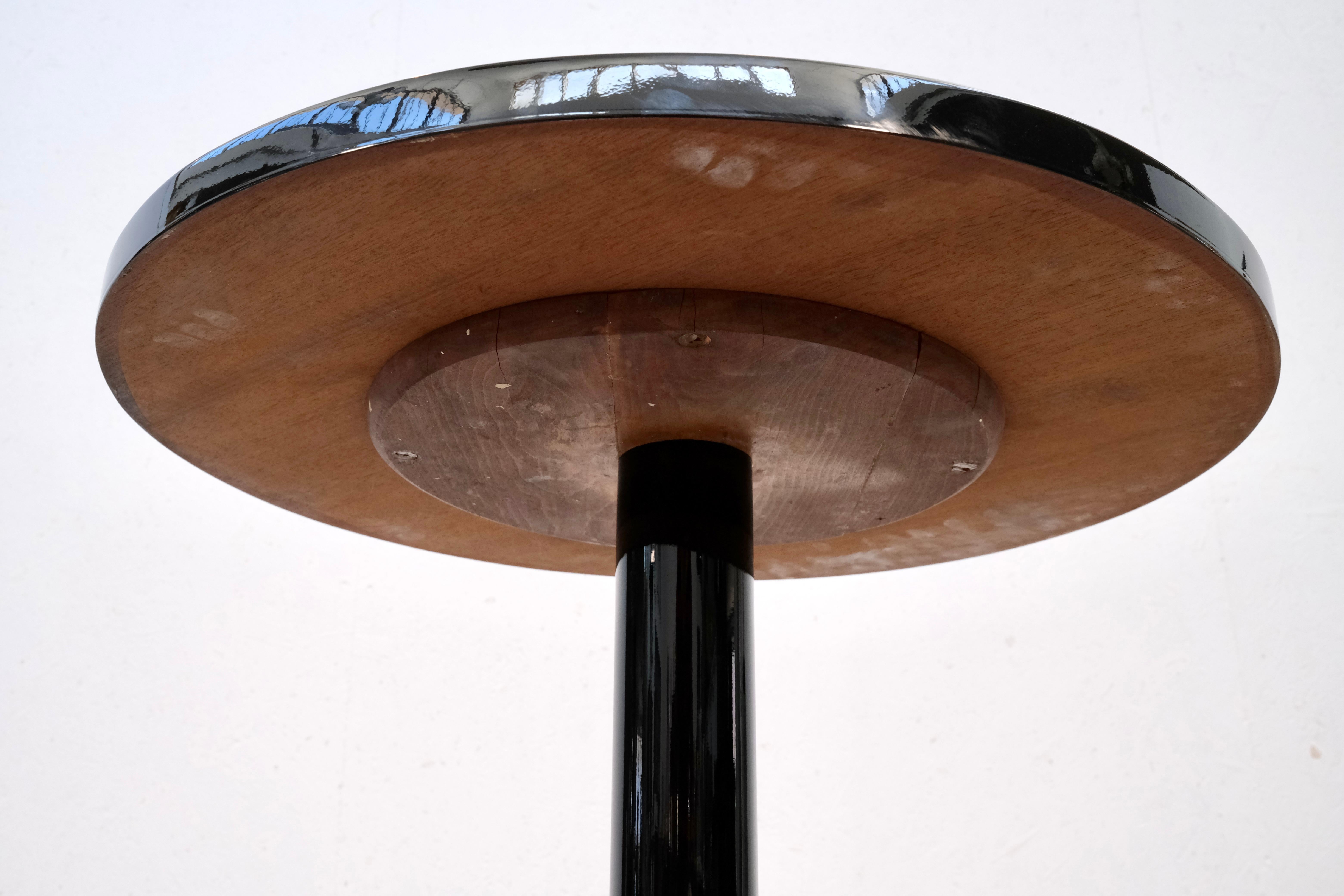 Round Art Deco Side Table in Burl Birch and Black Lacquer, France 1930s In Good Condition For Sale In Ulm, DE