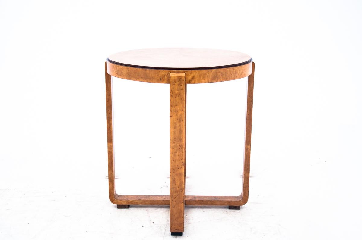 Round side table in the Art Deco style.

Made in Poland in the mid-20th century.

Veneered with birch wood.

Table after renovation of wood. Very good condition.

Measures Height 74cm, diameter 67cm.