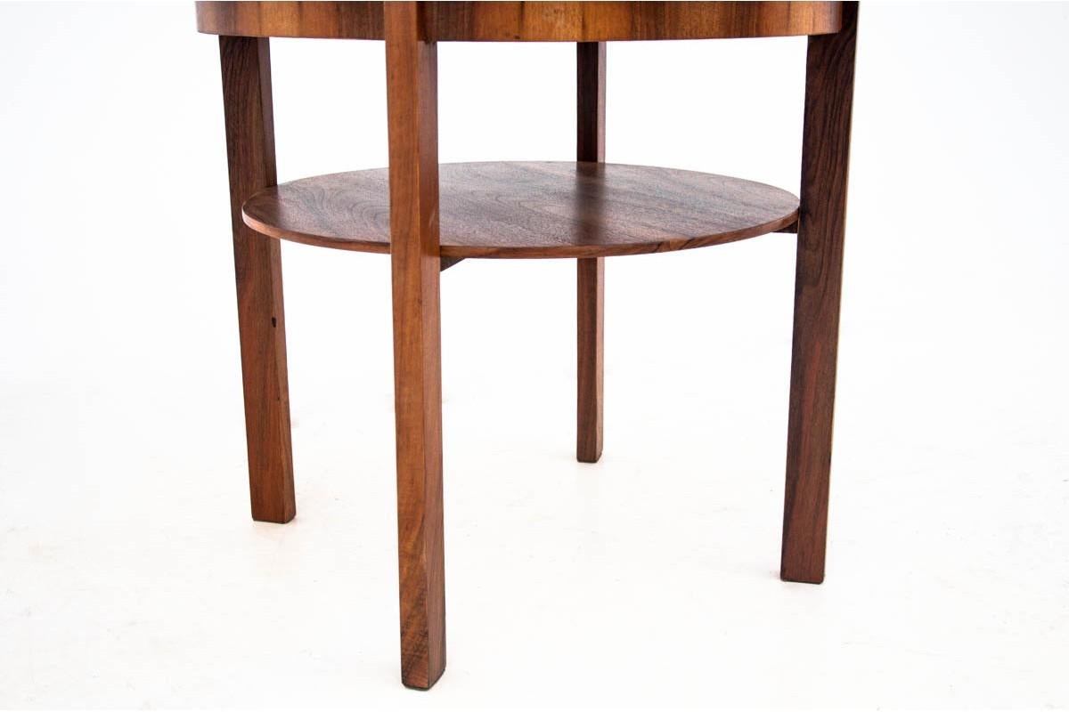 Art Deco table from the mid-20th century. 
The furniture is in very good condition, after professional renovation.

Dimensions: height 70 cm / diameter 75 cm.