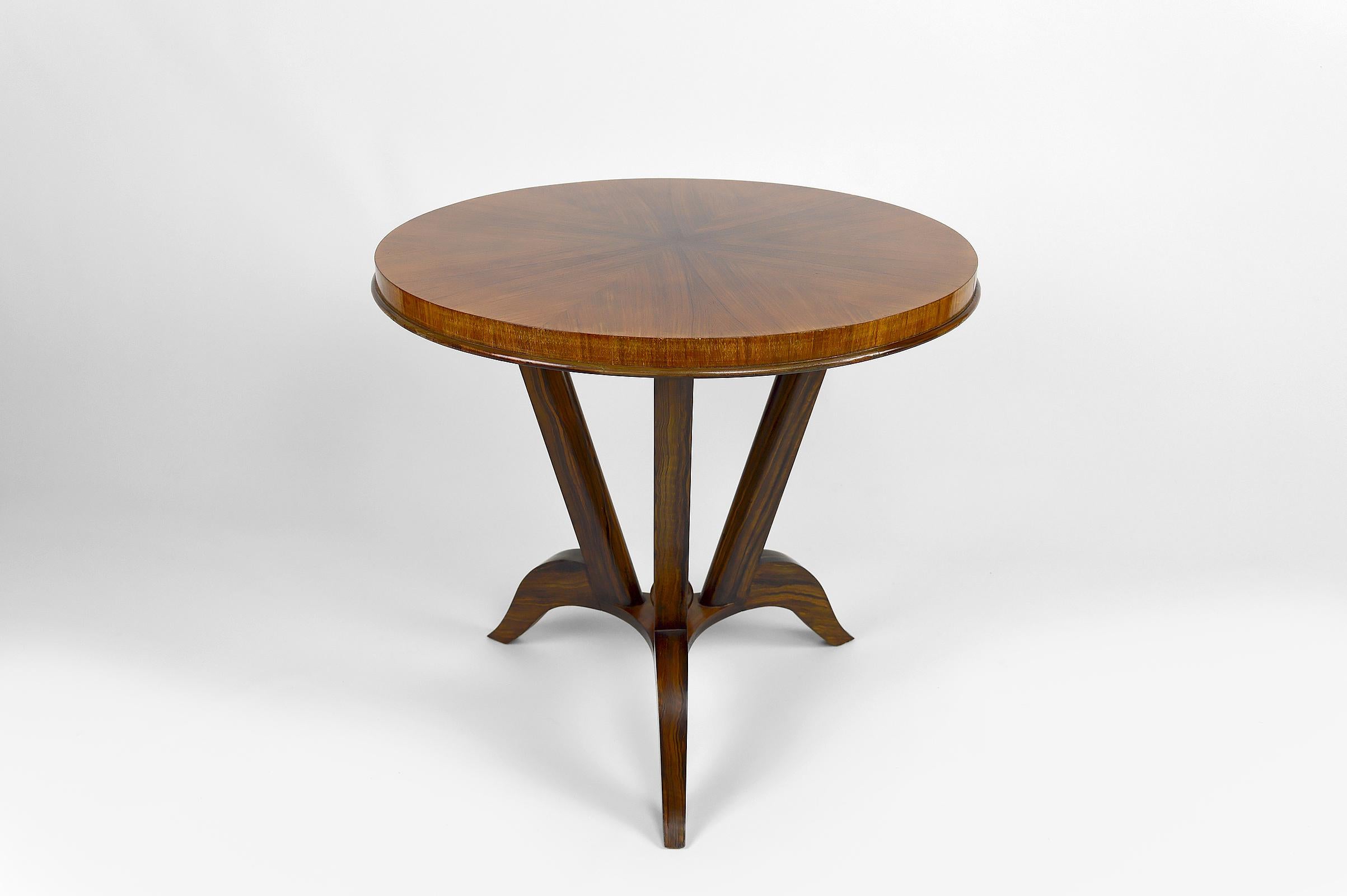 Gueridon / coffee / side table composed of a beautiful round top in walnut, and a tripod base with trompe-l'oeil painting imitating Macassar ebony (superb work of a 