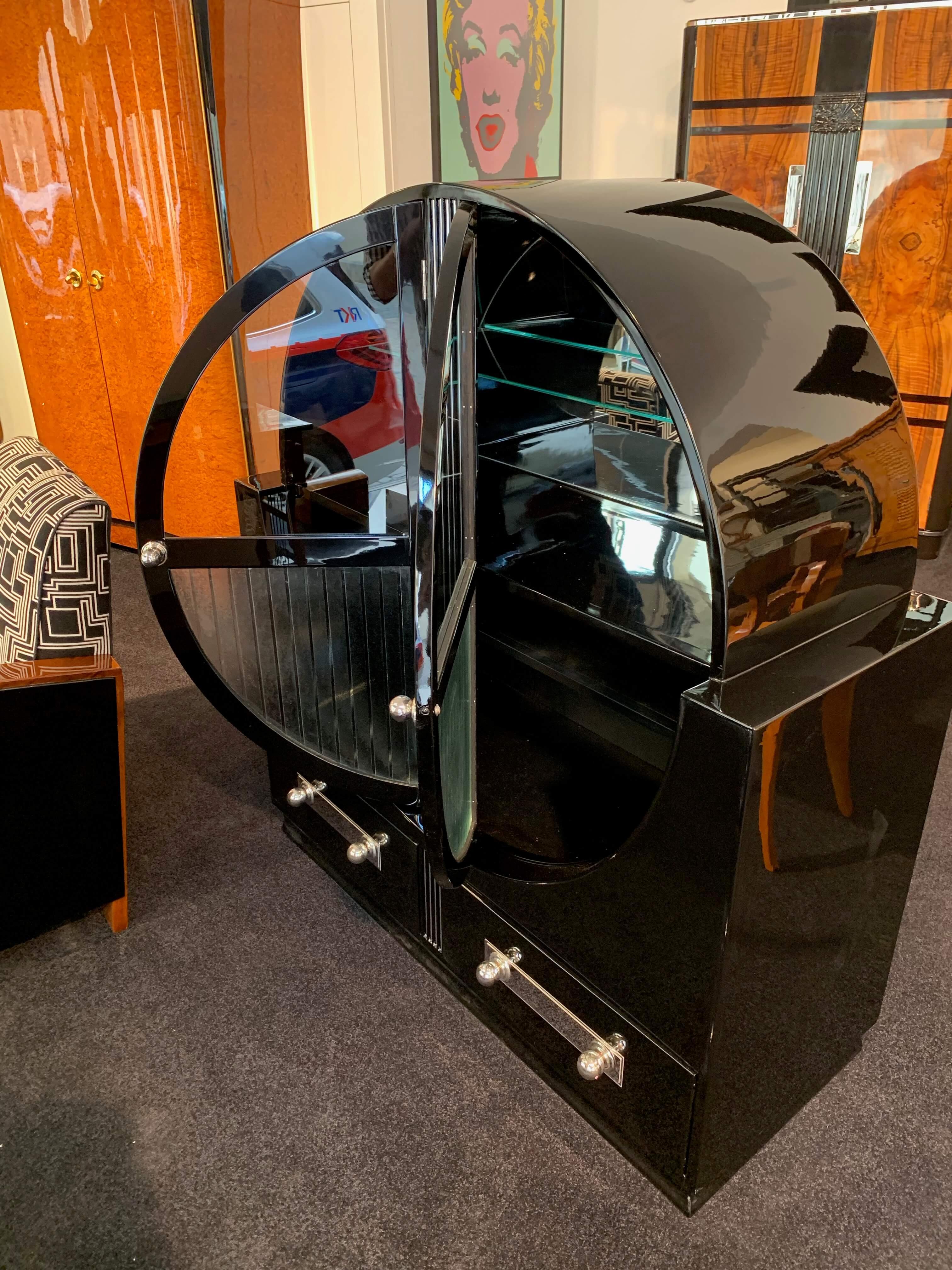 Round Art Deco Vitrine, Black Lacquer and Chromed, France, circa 1930 (Französisch)