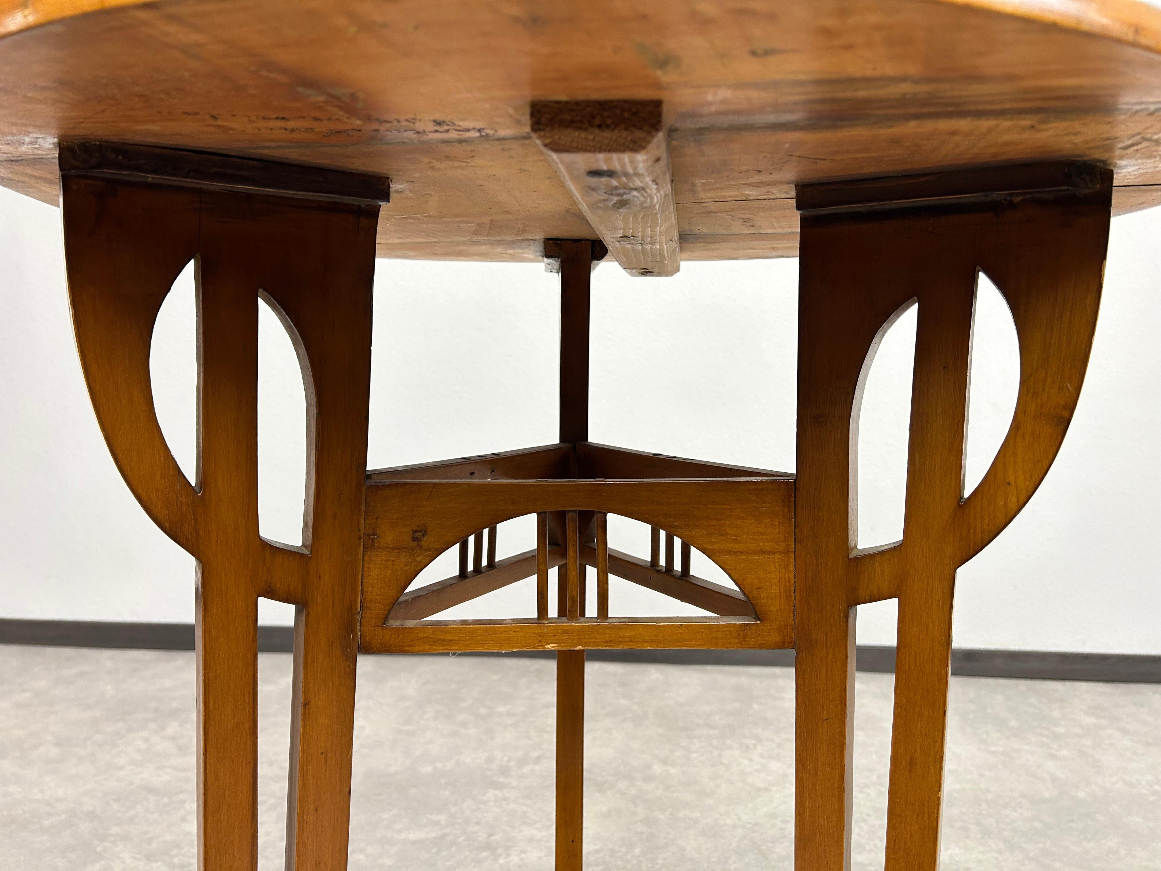 Round art nouveau coffee table with carved top For Sale 3