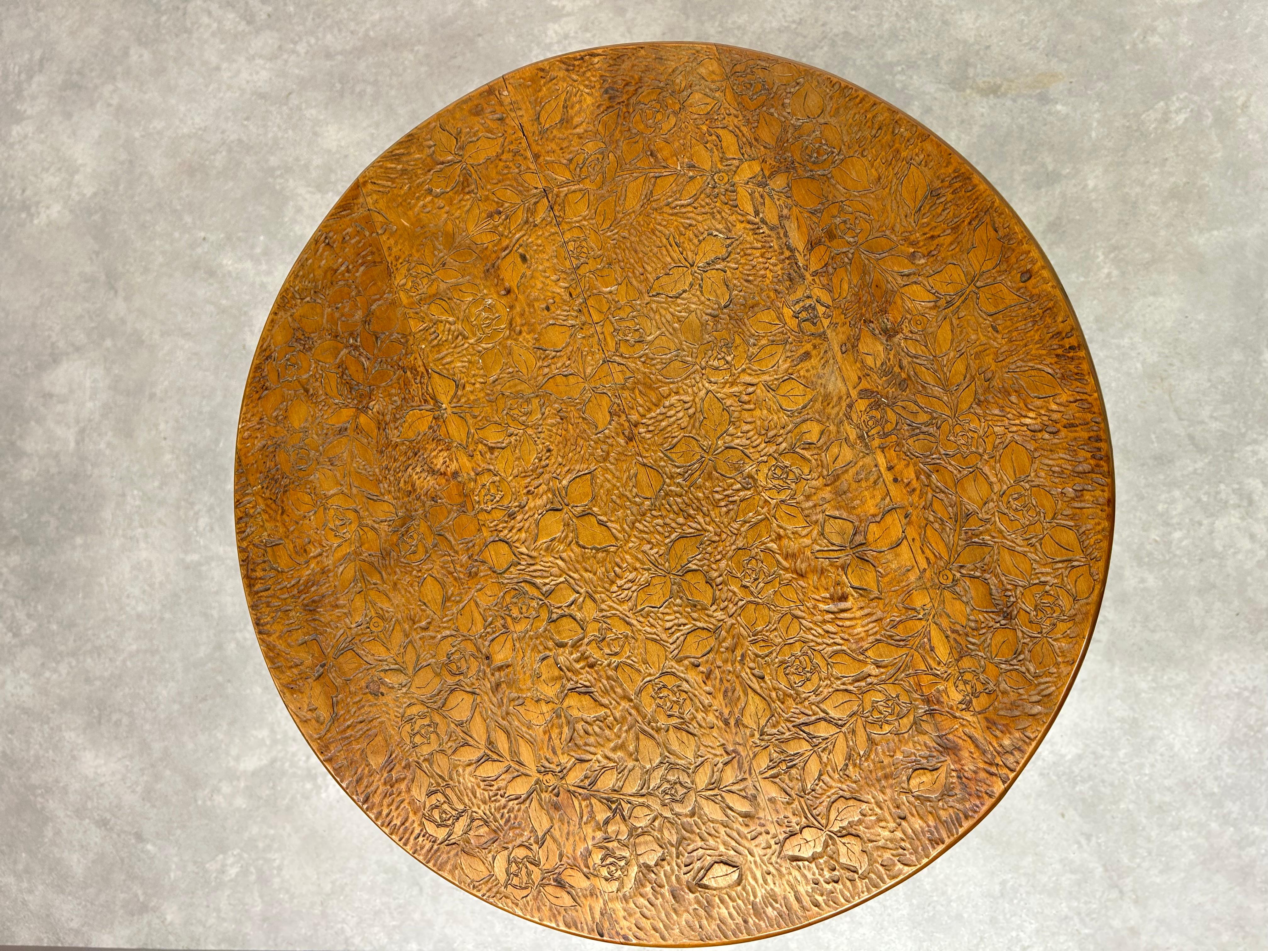 Round art nouveau coffee table with carved top In Good Condition For Sale In Banská Štiavnica, SK