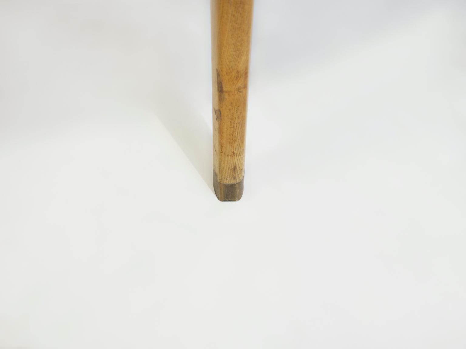 20ième siècle Table de salle à manger ronde en Wood Wood avec détails en laiton en vente