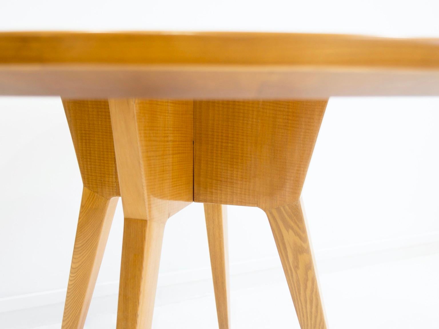 Table de salle à manger ronde en Wood Wood avec détails en laiton en vente 1