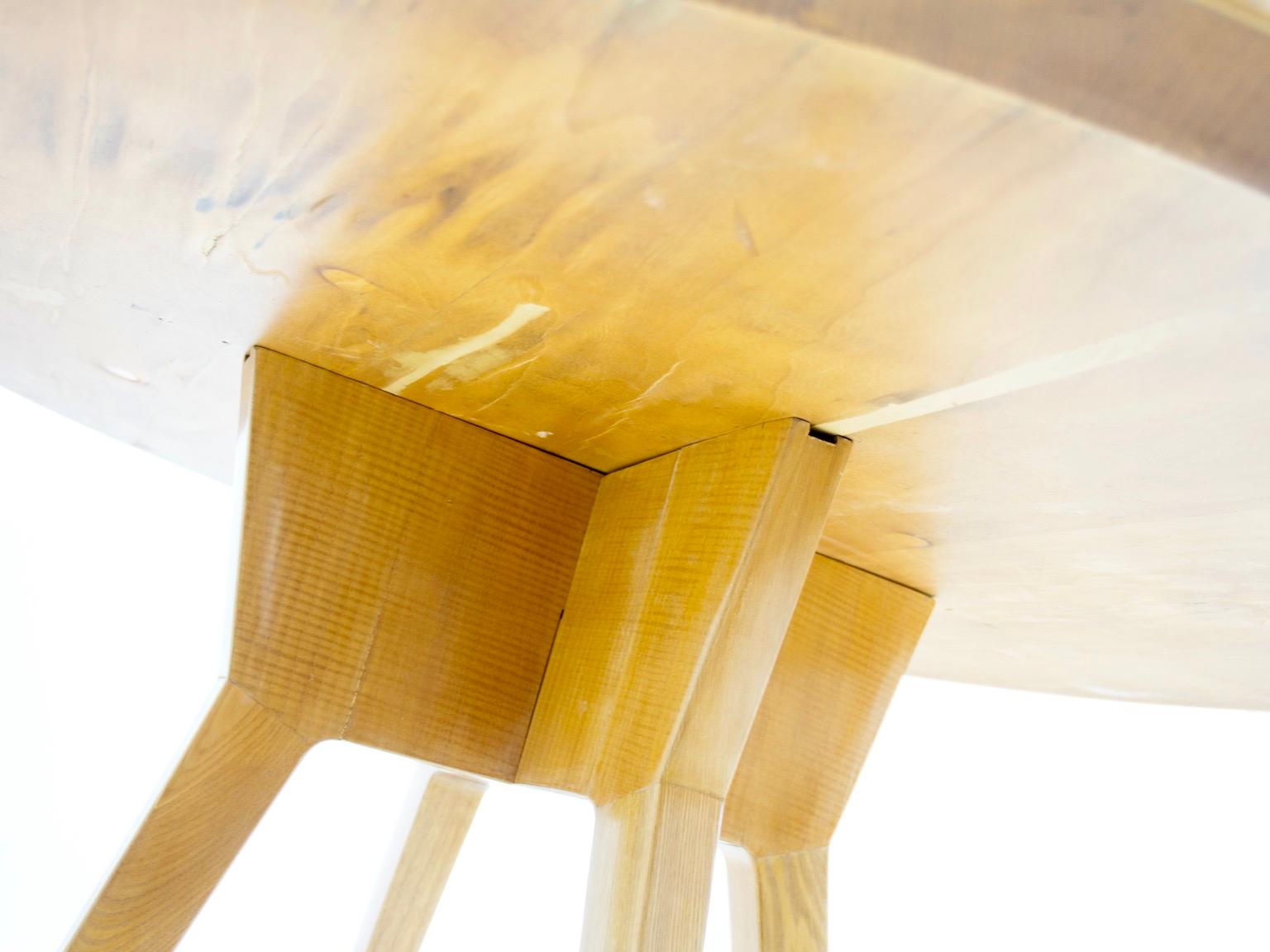 Table de salle à manger ronde en Wood Wood avec détails en laiton en vente 2