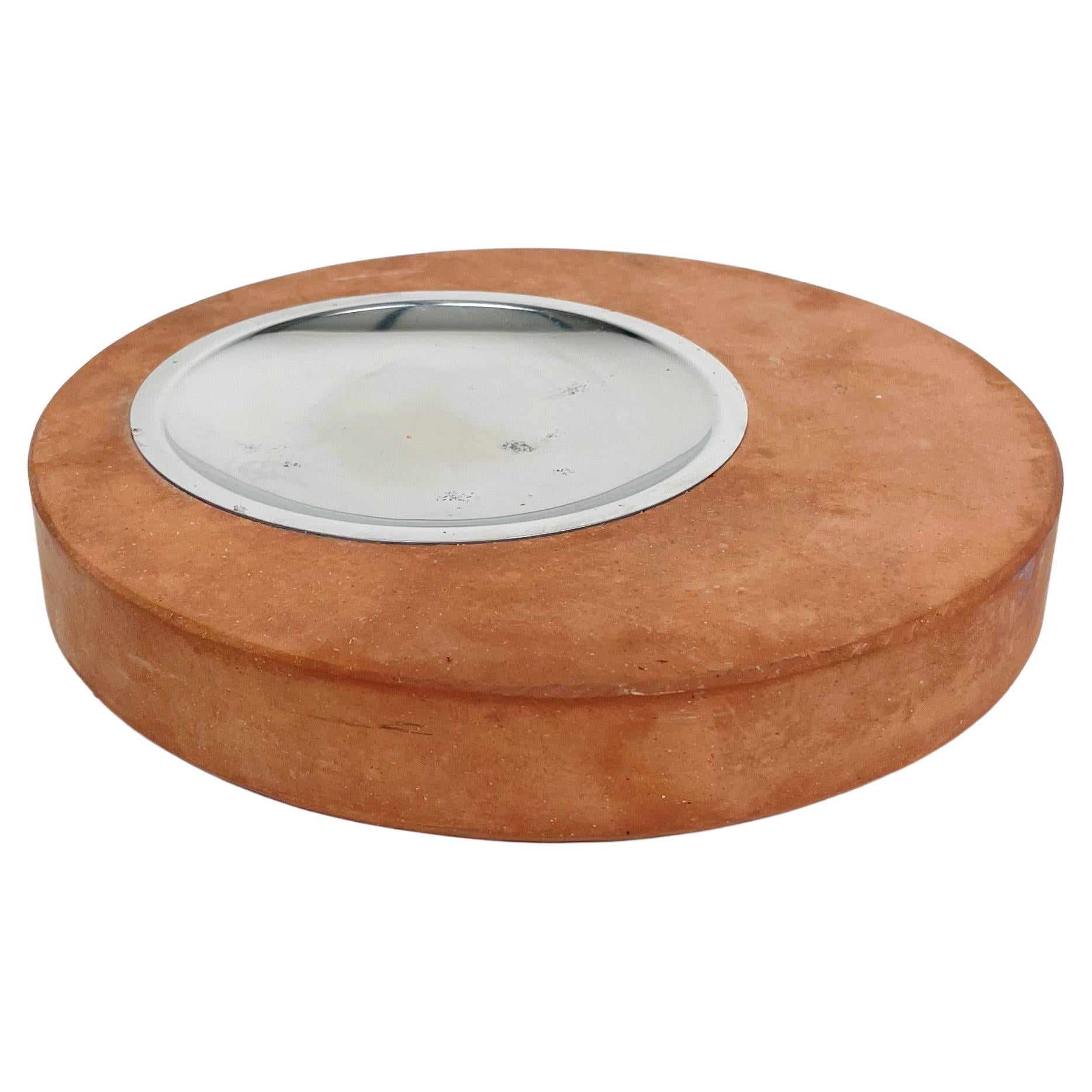 Rare ashtray or vide poche in ceramics terracotta and metal produced by Fratelli Mannelli in the 1970s, Italy. 

The original label is still attached on the back, as shown in the pictures.
