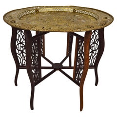Runder asiatischer klappbarer Tisch mit geschnitztem Holz und Messingtablett, um 1890