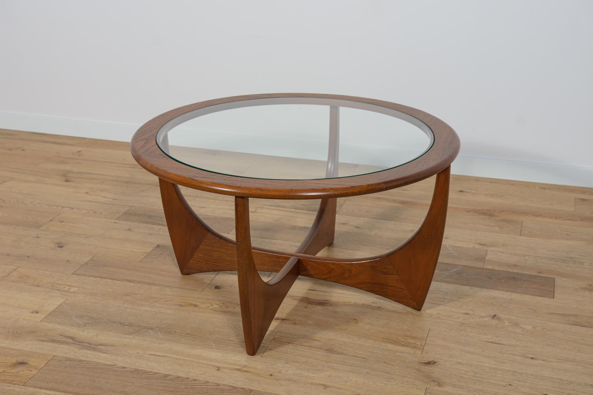 Milieu du XXe siècle Table basse ronde Astro de Victor Wilkins pour G-Plan, United Knigdom en vente