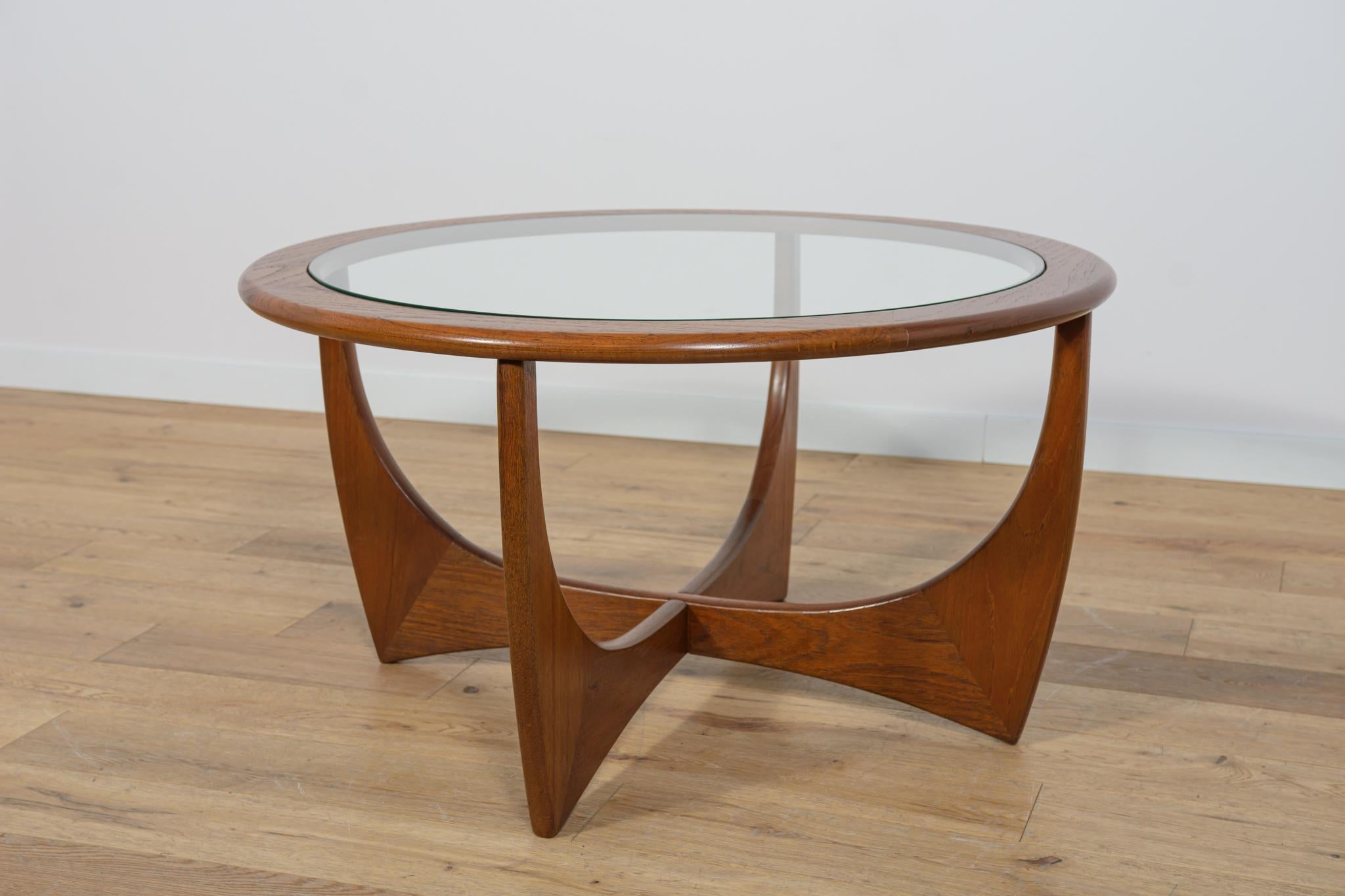 Verre Table basse ronde Astro de Victor Wilkins pour G-Plan, United Knigdom en vente