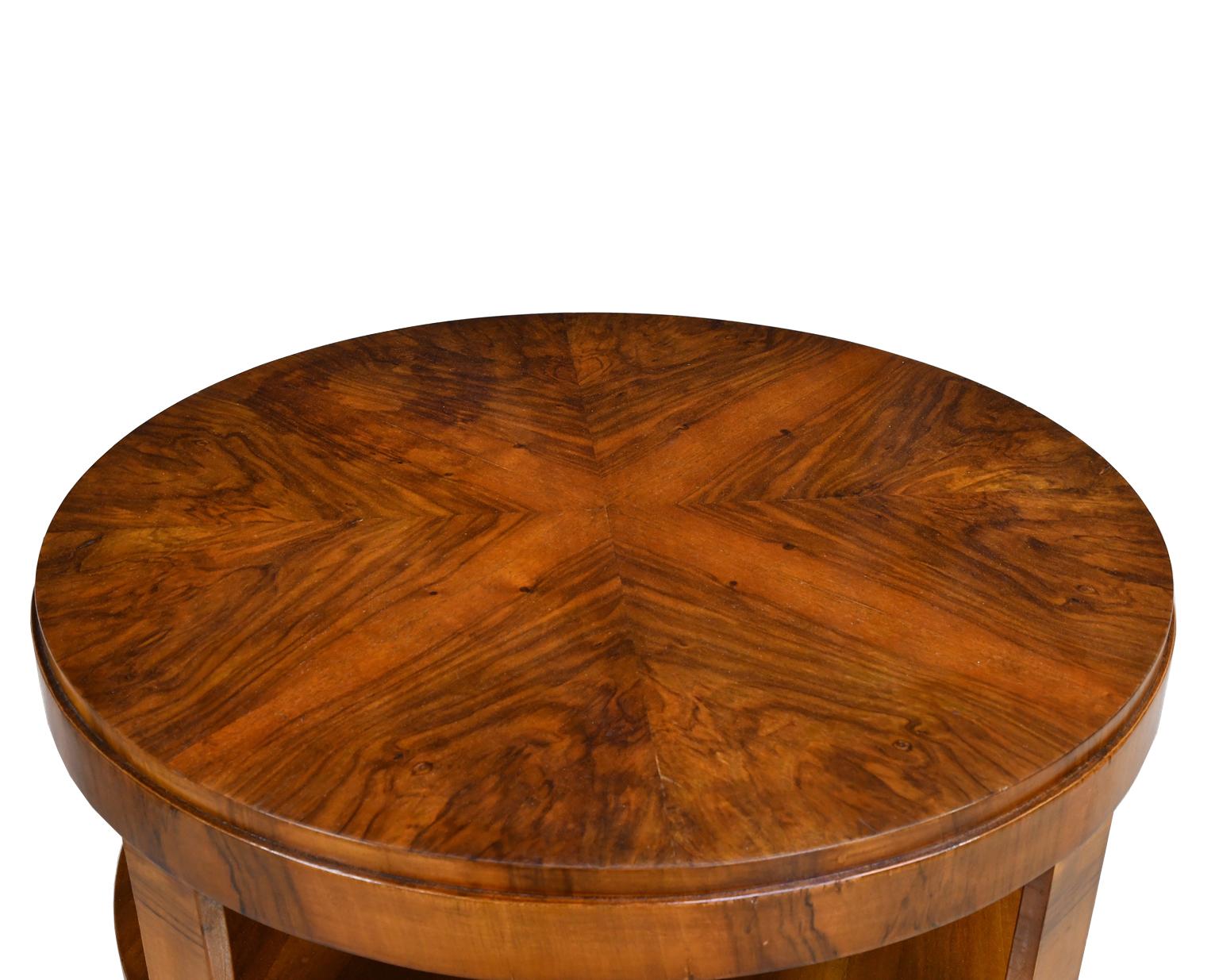 Early 20th Century Round Austrian Art Deco Table or Gueridon in Figured Walnut, Vienna, circa 1930