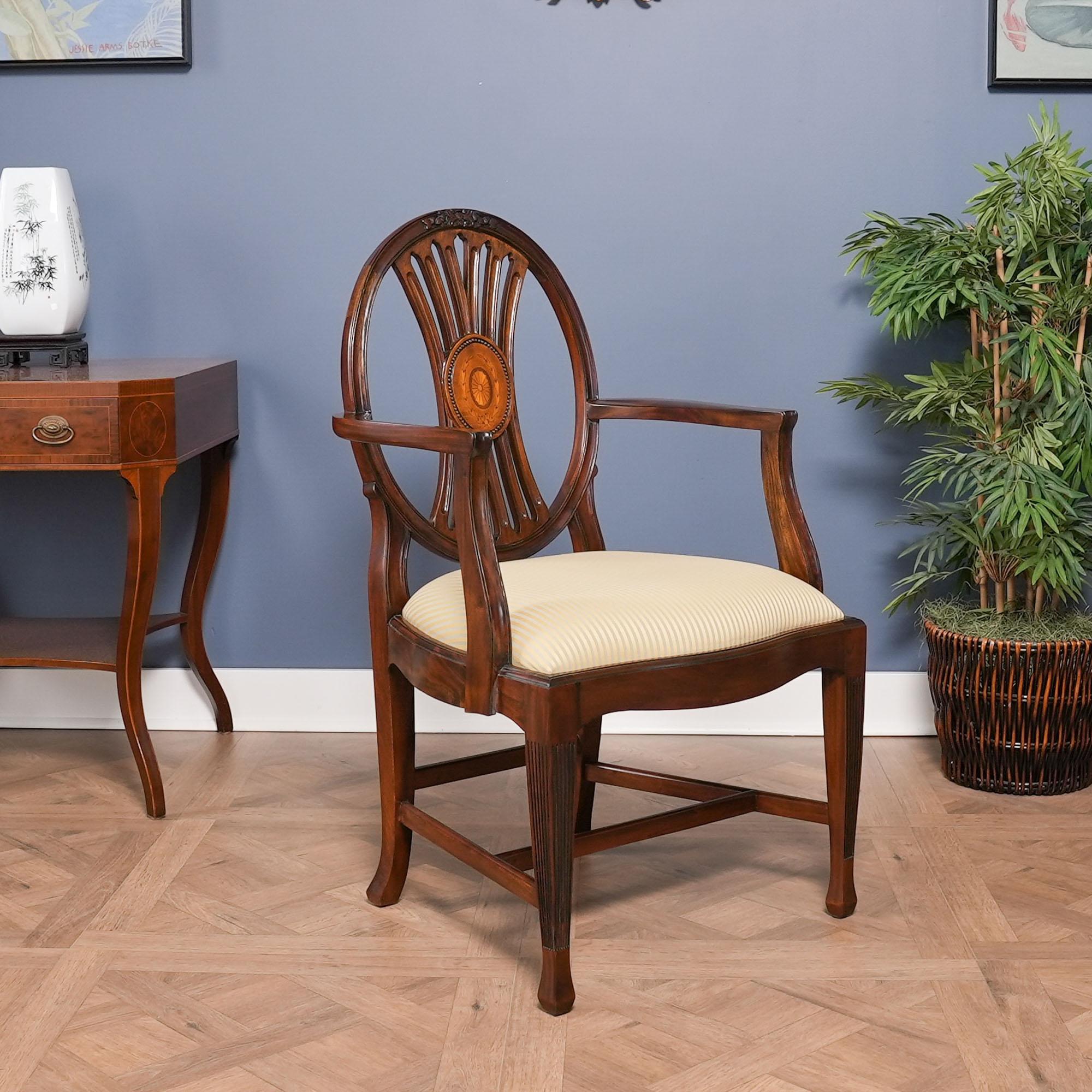 Questo set di 10 sedie con schienale rotondo intarsiato è composto da 2 poltrone e 8 sedie laterali. Tra le caratteristiche del design spiccano la lavorazione e i materiali di alta qualità, come il mogano massiccio splendidamente sagomato e le