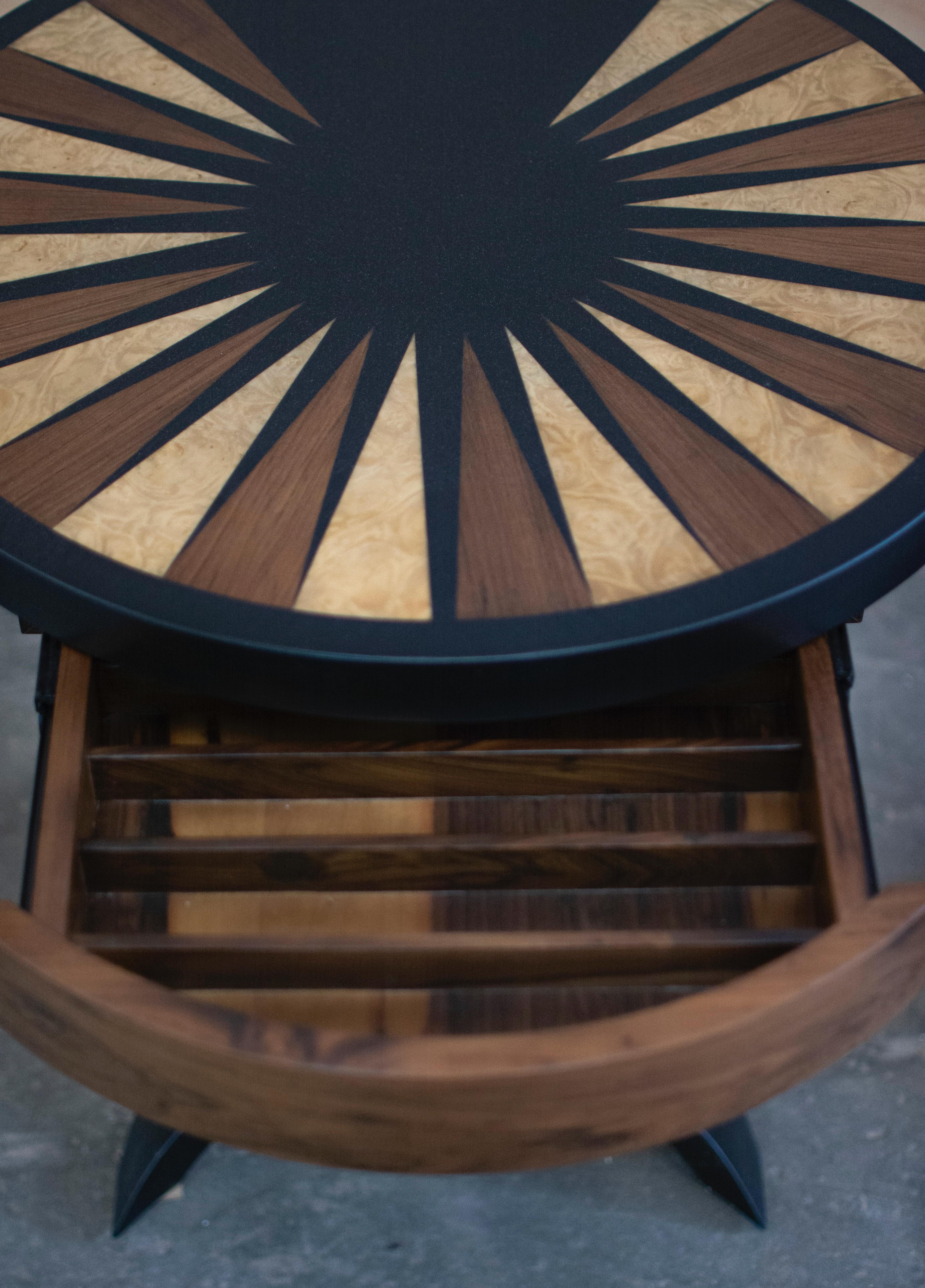 Dieser Cocktailtisch ist gleichzeitig ein funktioneller Backgammon-Tisch mit einem Sockel und einer Platte aus ebonisiertem argentinischem Palisander und einer Intarsie aus Ebenholz und Vogelaugenahorn. Mit einem Tablett für Cocktails, wenn das