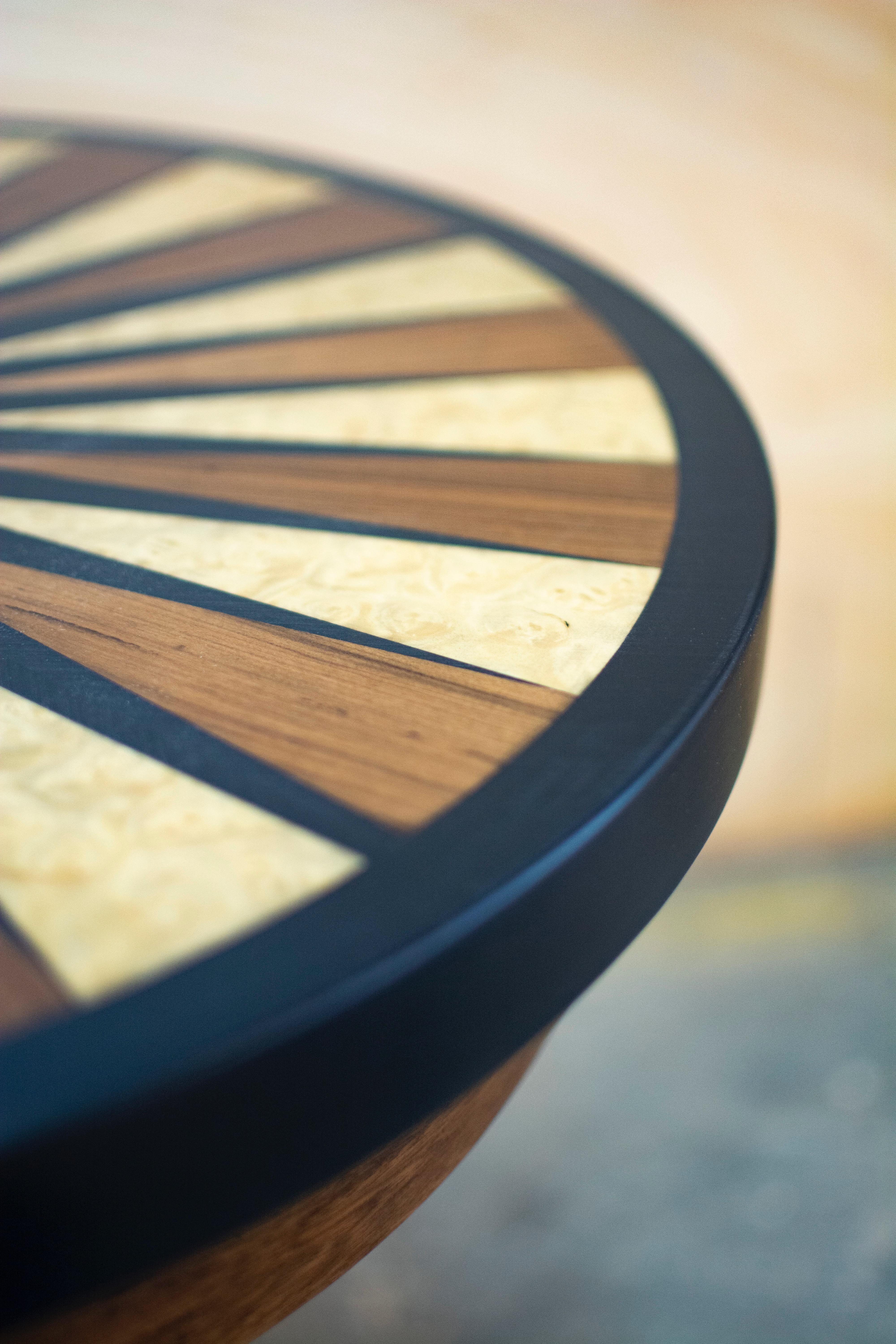 Incrusté Table basse ronde de backgammon en ébène et érable piqué, Cherchio en vente
