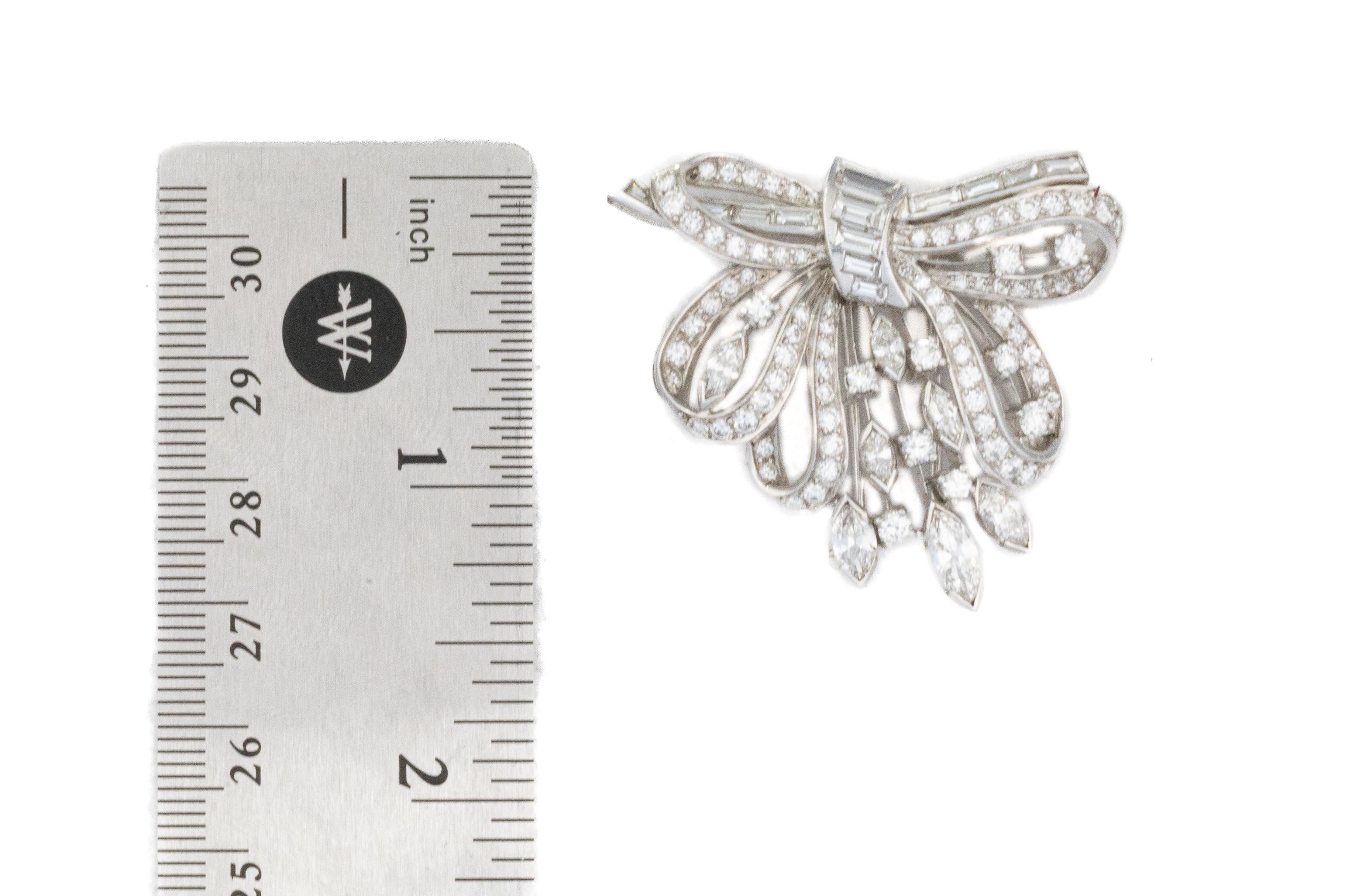 Broche con lazo de diamantes redondos, talla baguette y marquesa Corte redondo en venta