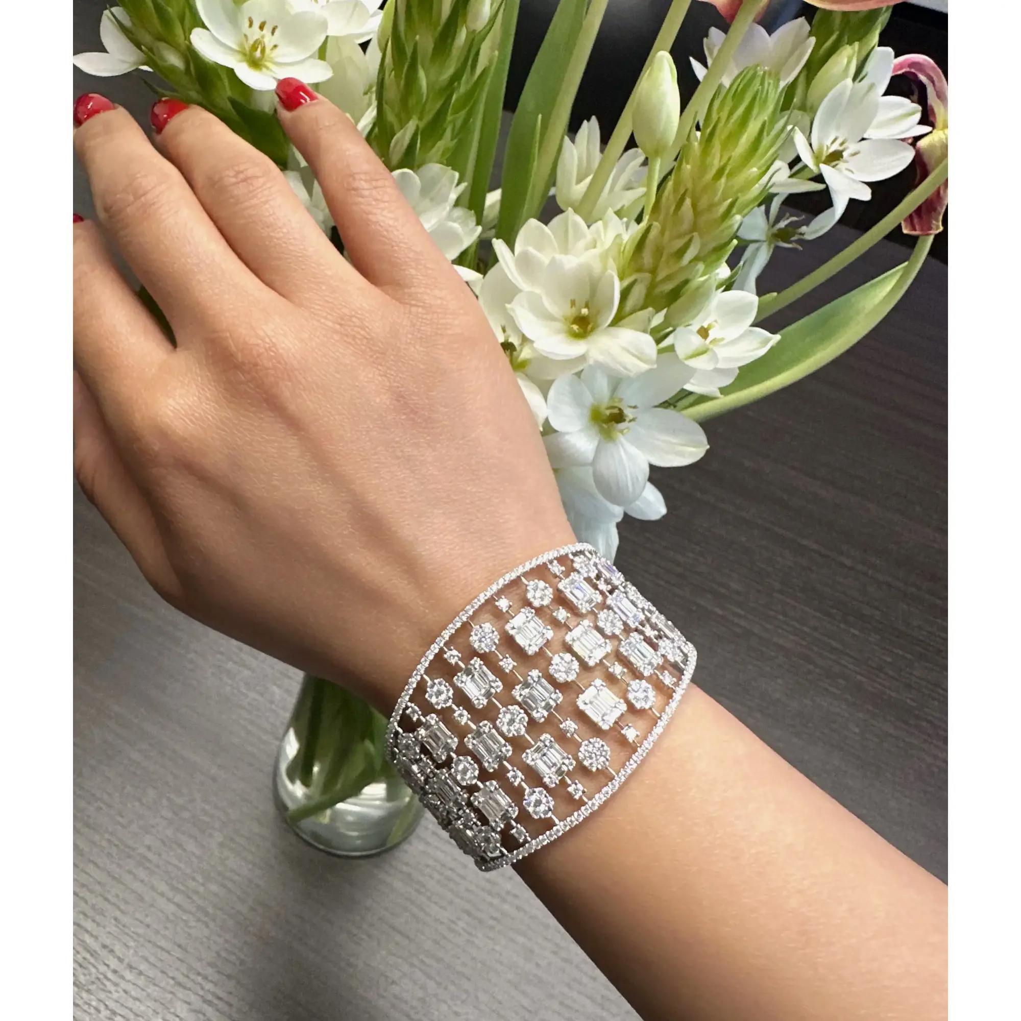 Bracciale con diamanti rotondi e taglio baguette in oro bianco 18 carati 17,75 ctw In condizioni Nuovo in vendita a New York, NY
