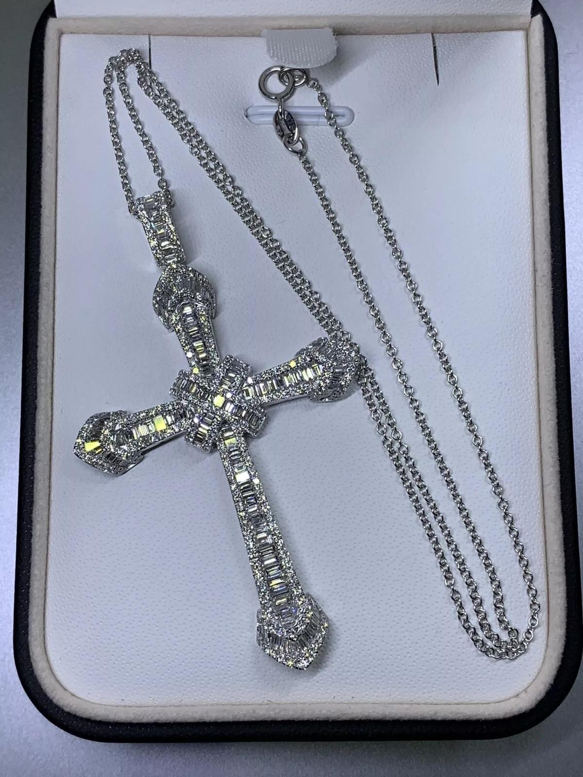 Round Baguette diamond cross twist large pendant necklace 18ct white gold In New Condition For Sale In London, GB