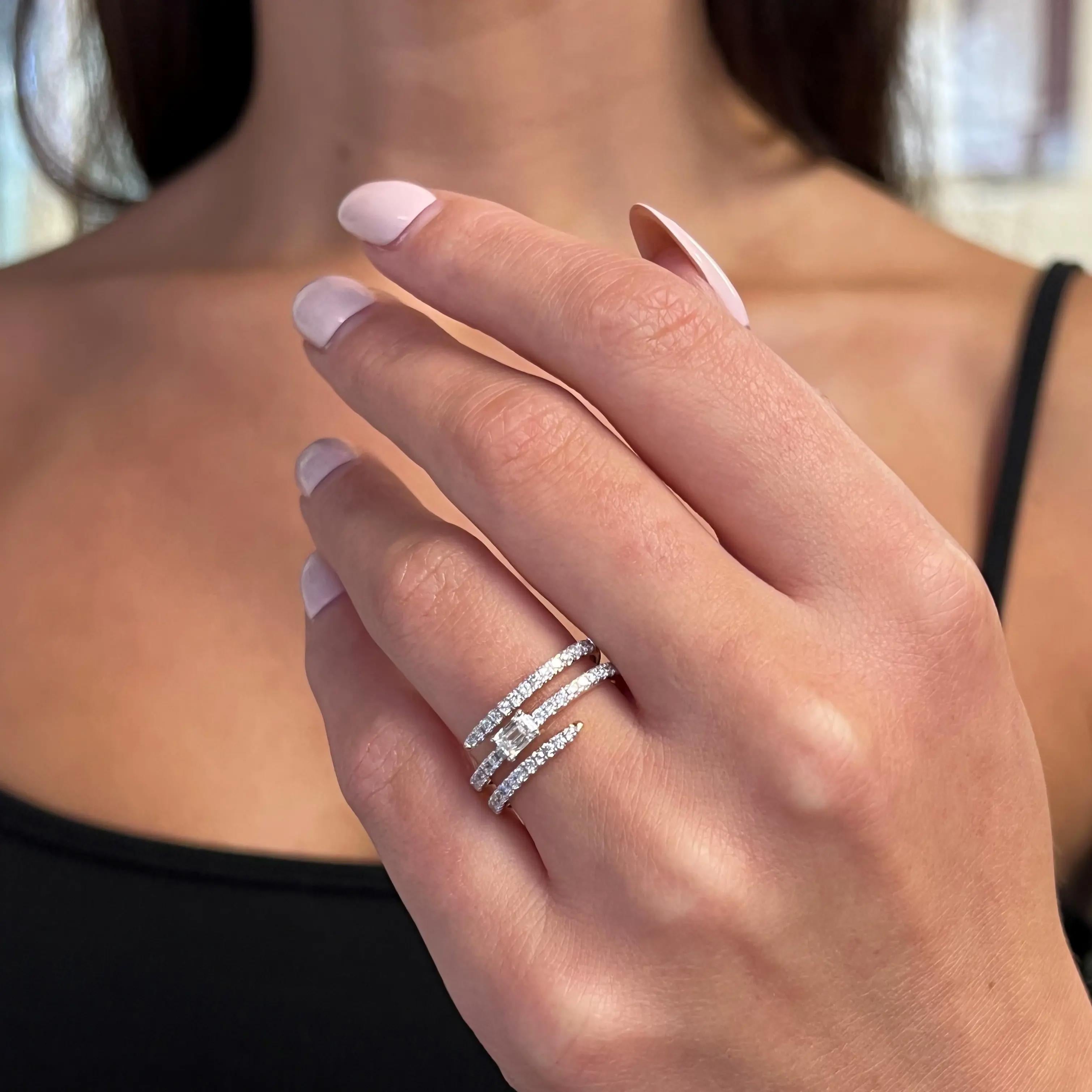 Round & Baguette Diamond Ring 14K Yellow Gold 1.00Cttw In New Condition For Sale In New York, NY