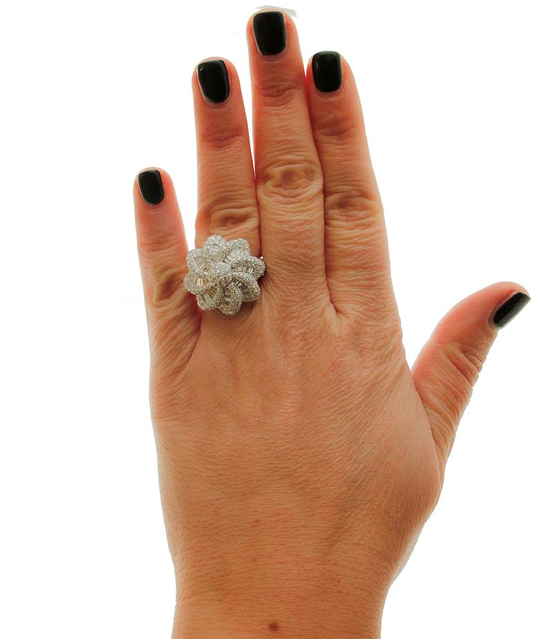 Round and Baguette Diamonds, 18 Karat White Gold Flower Ring In Good Condition In Marcianise, Marcianise (CE)