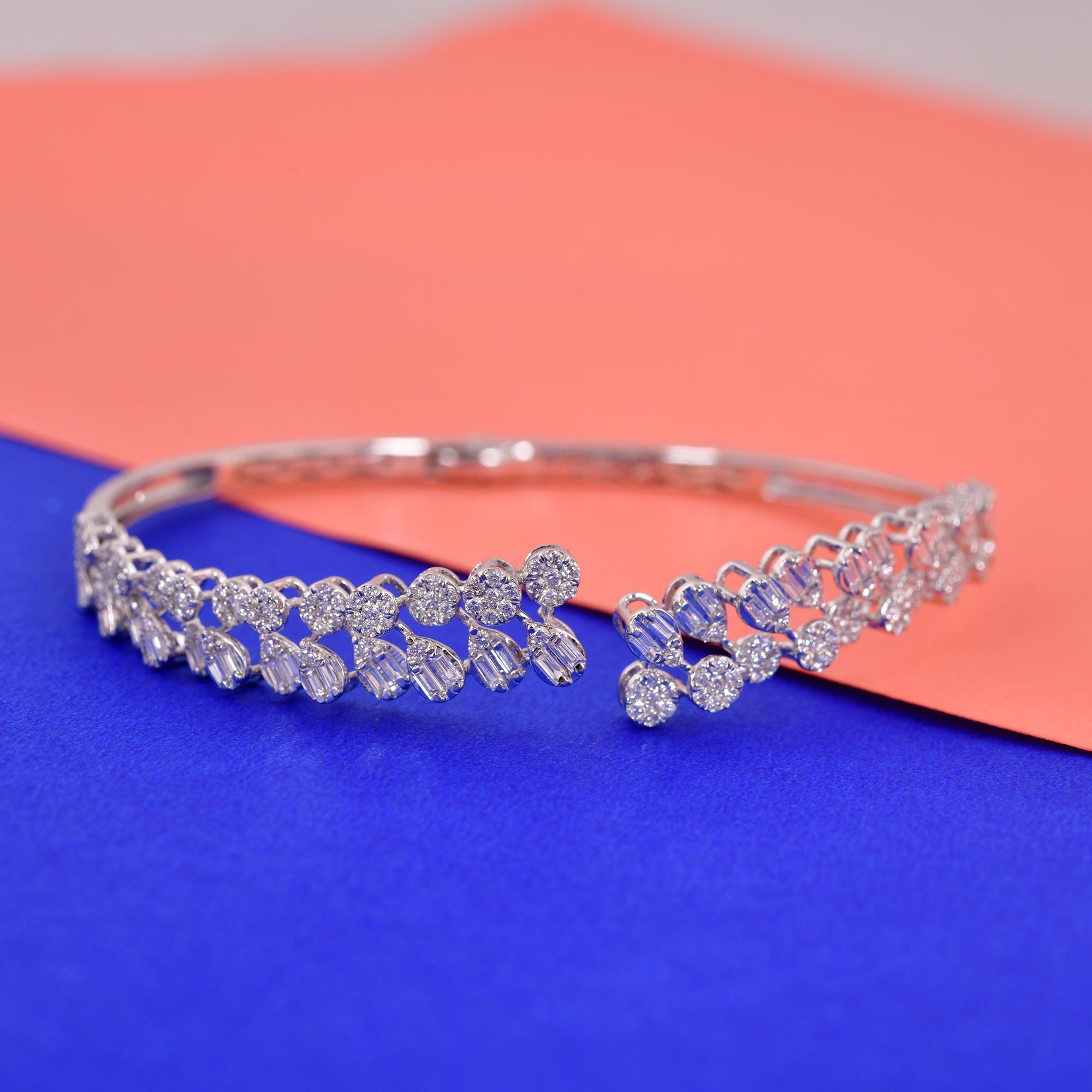 Bracciale a grappolo con diamanti tondi a baguette SI/H Gioielli in oro bianco 18 carati In condizioni Nuovo in vendita a Diera, Dubai