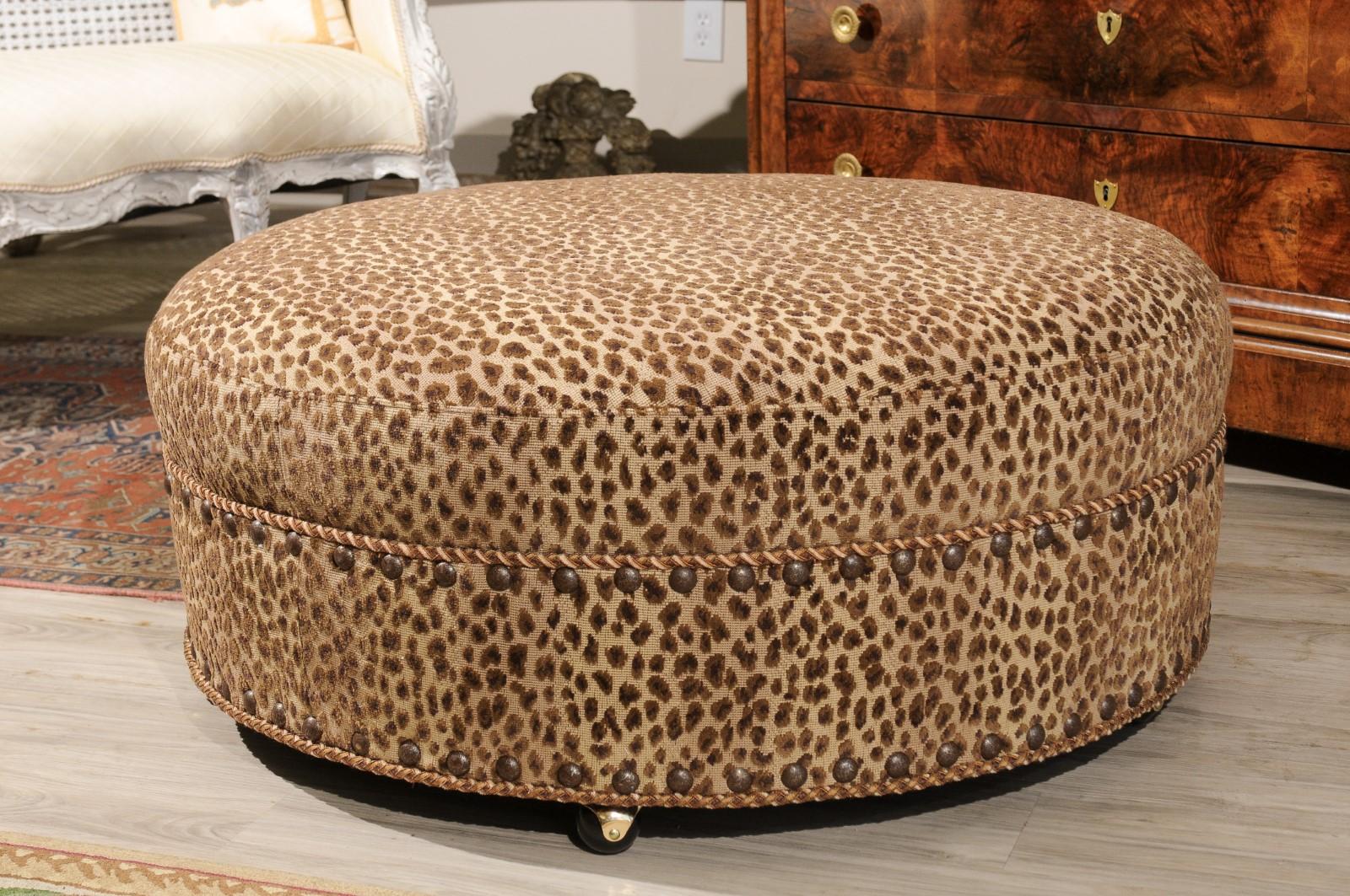 Round Baker Ottoman In Excellent Condition In Chamblee, GA