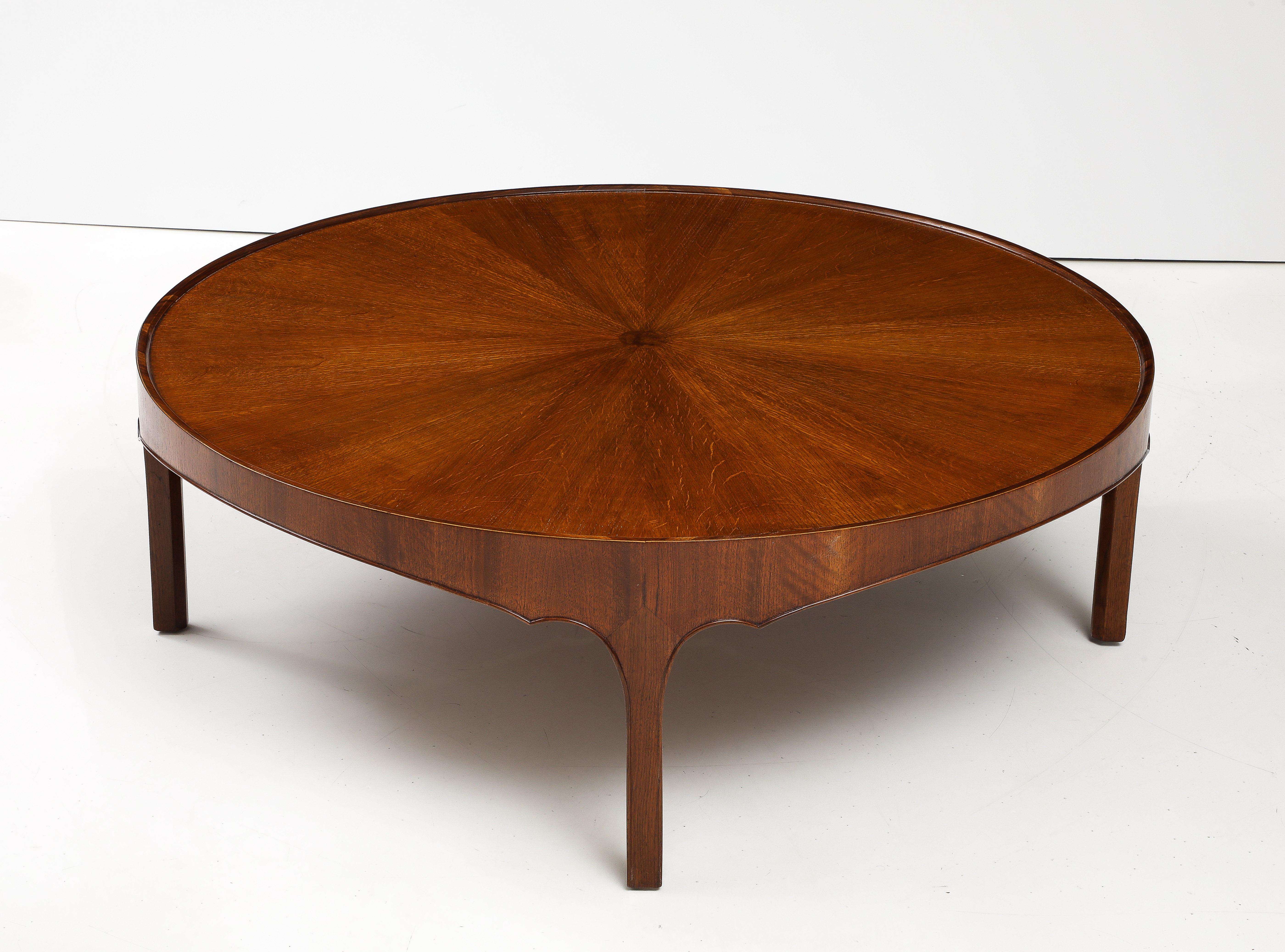 Superbe table basse ronde surdimensionnée du milieu du siècle dernier avec plateau en forme de soleil par Baker furniture, entièrement restaurée avec une usure et une patine mineures dues à l'âge et à l'utilisation.