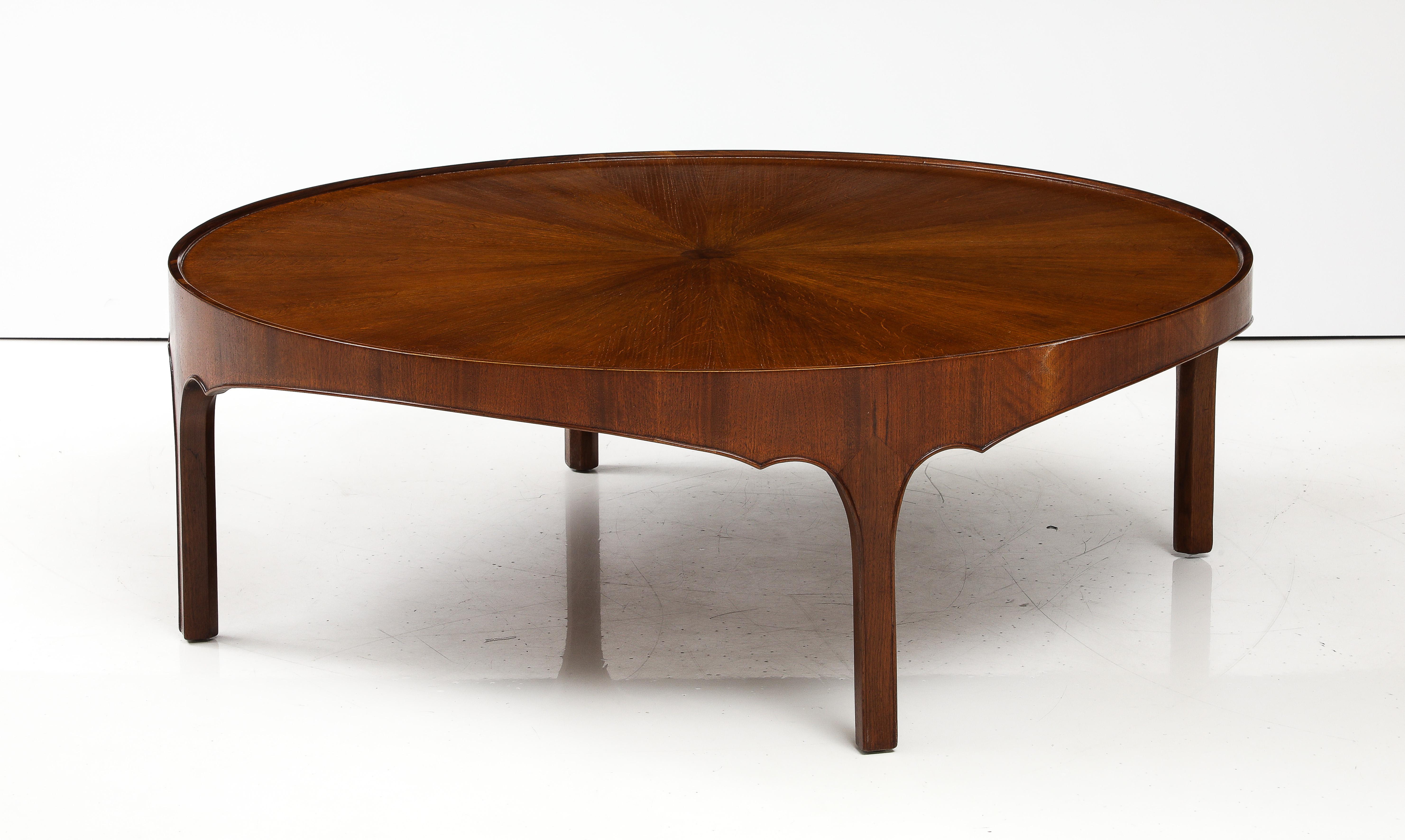 Noyer Table basse ronde Baker surdimensionnée en noyer Modernity des années 1960 avec plateau Sunburst en vente