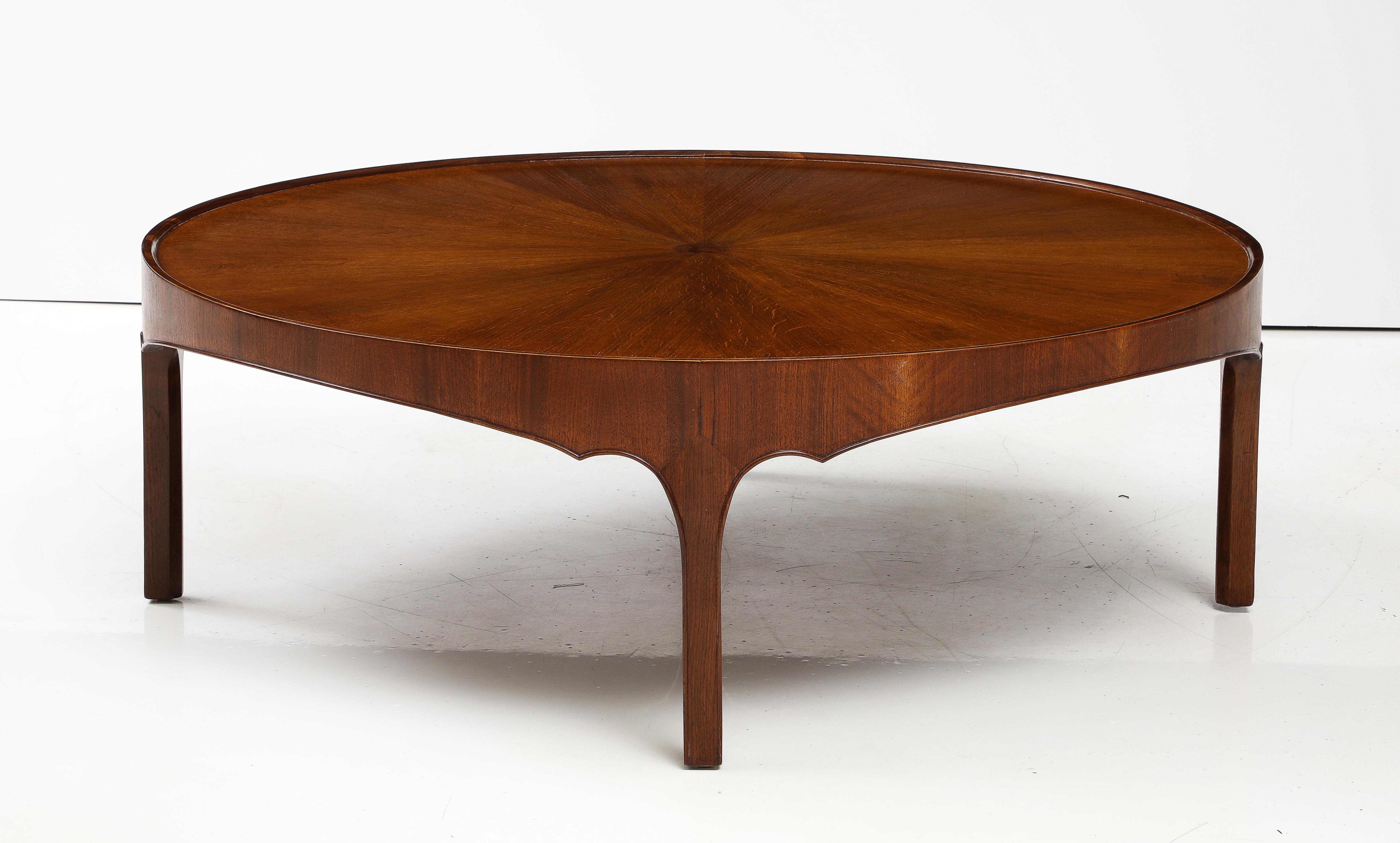 Table basse ronde Baker surdimensionnée en noyer Modernity des années 1960 avec plateau Sunburst en vente 1