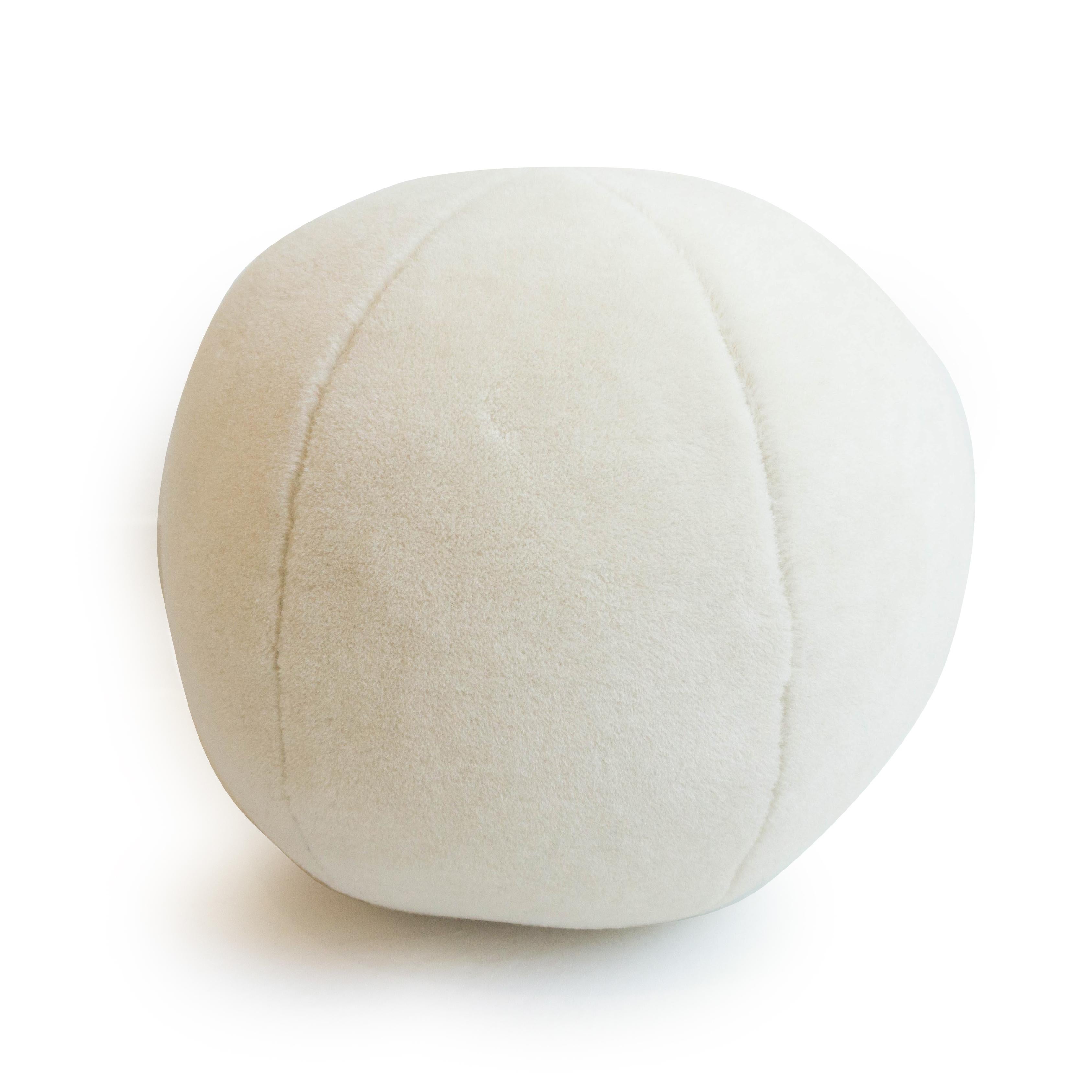 Moderne Coussin jetable boule ronde en mélange de fourrure d'alpaga en vente