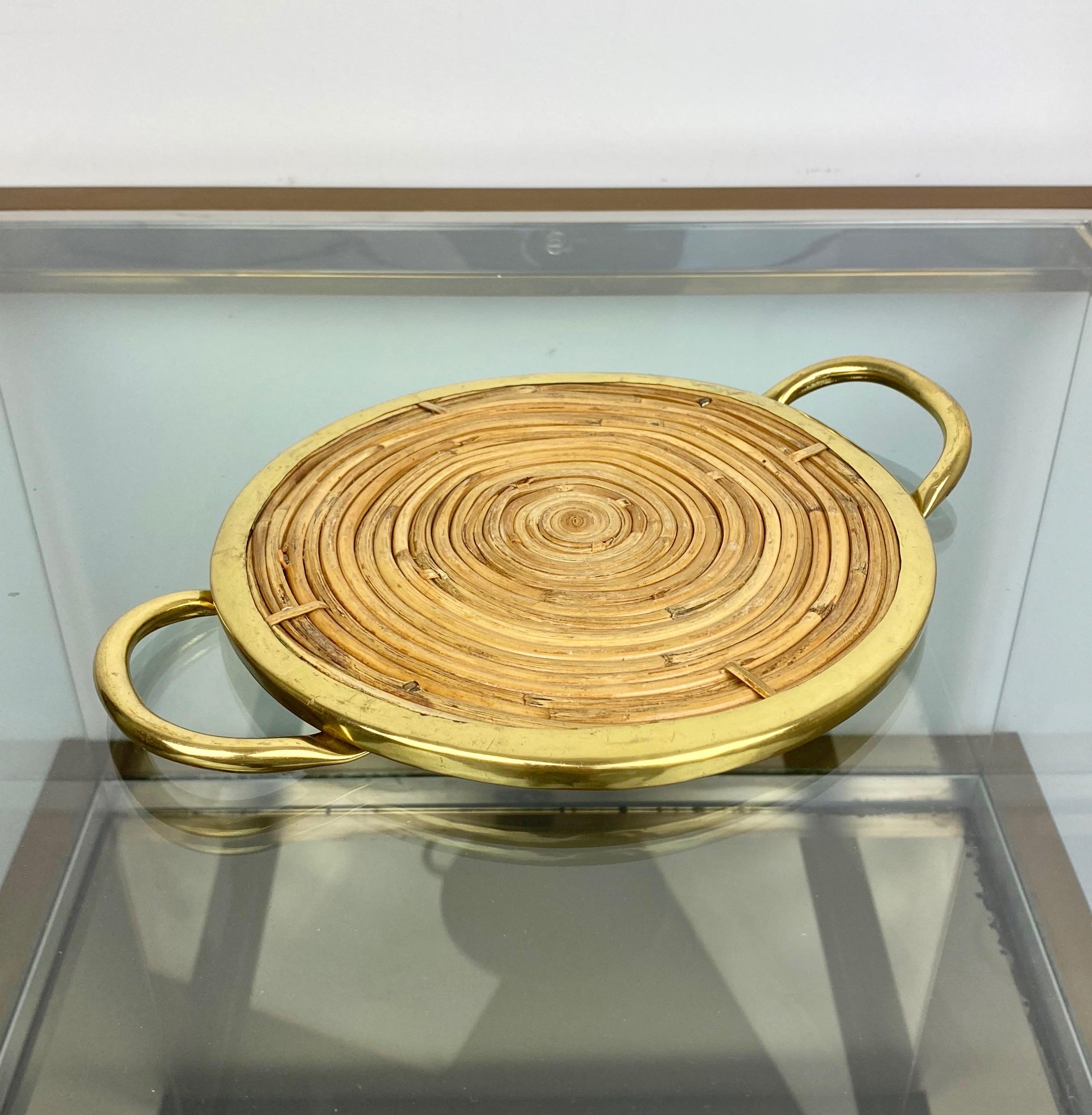 Little Mid-Century Modern round serving tray in bamboo and brass details, made in Italy in the 1970s.