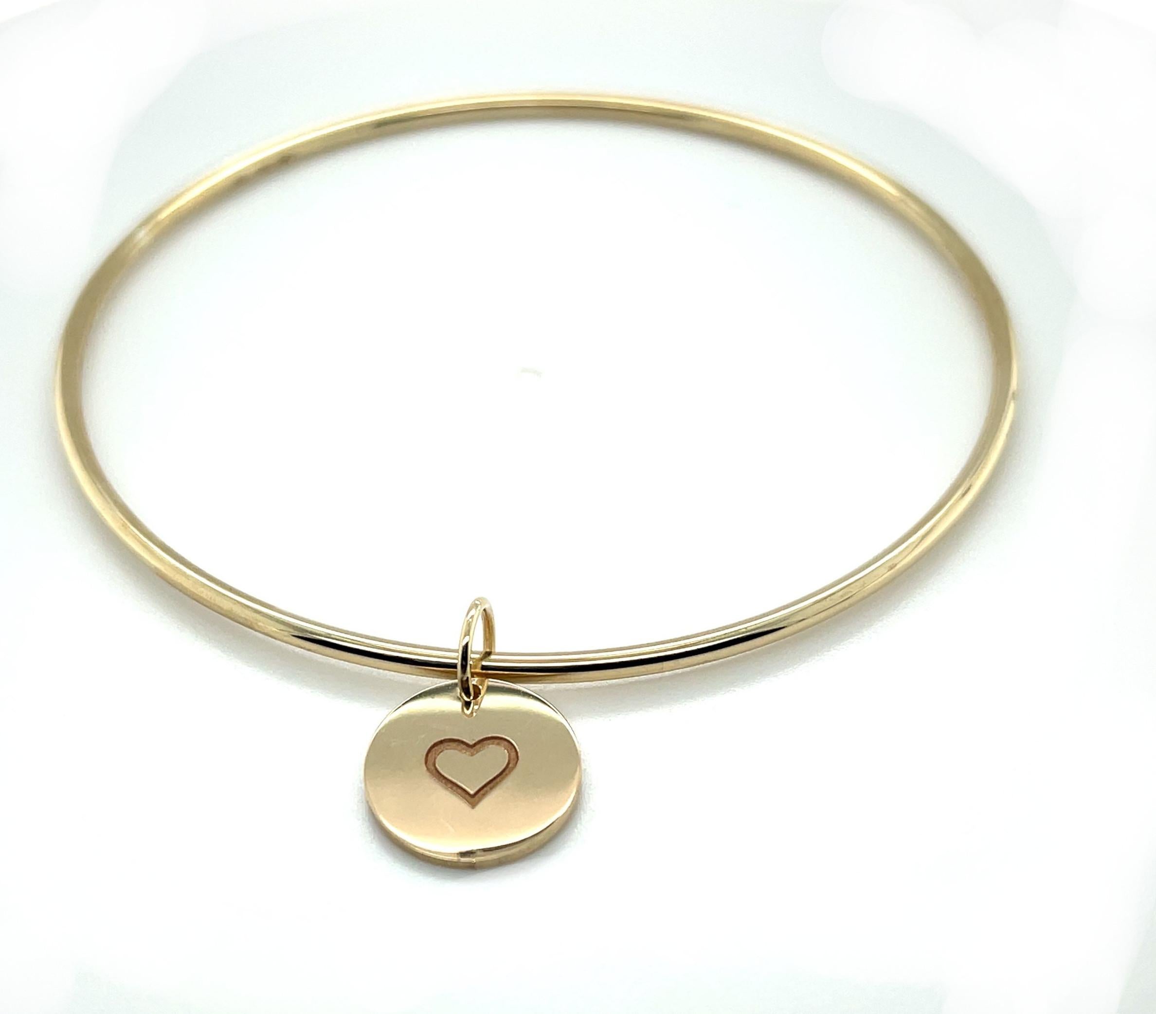 Round Bangle Bracelet with Engravable Charm in 14k Yellow Gold In New Condition For Sale In Los Angeles, CA