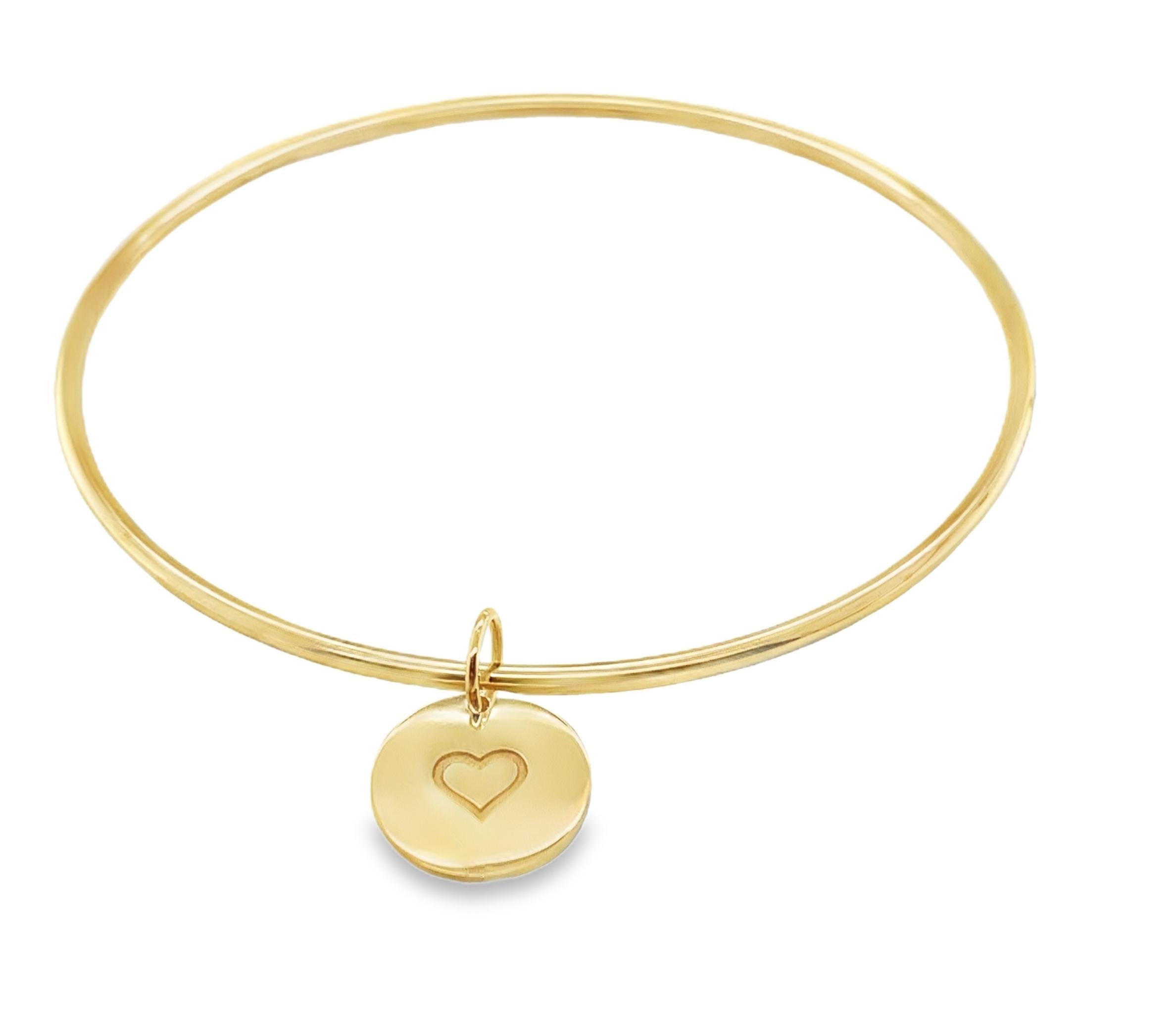 Artisan Bracelet jonc rond avec breloque gravable en or jaune 14 carats en vente