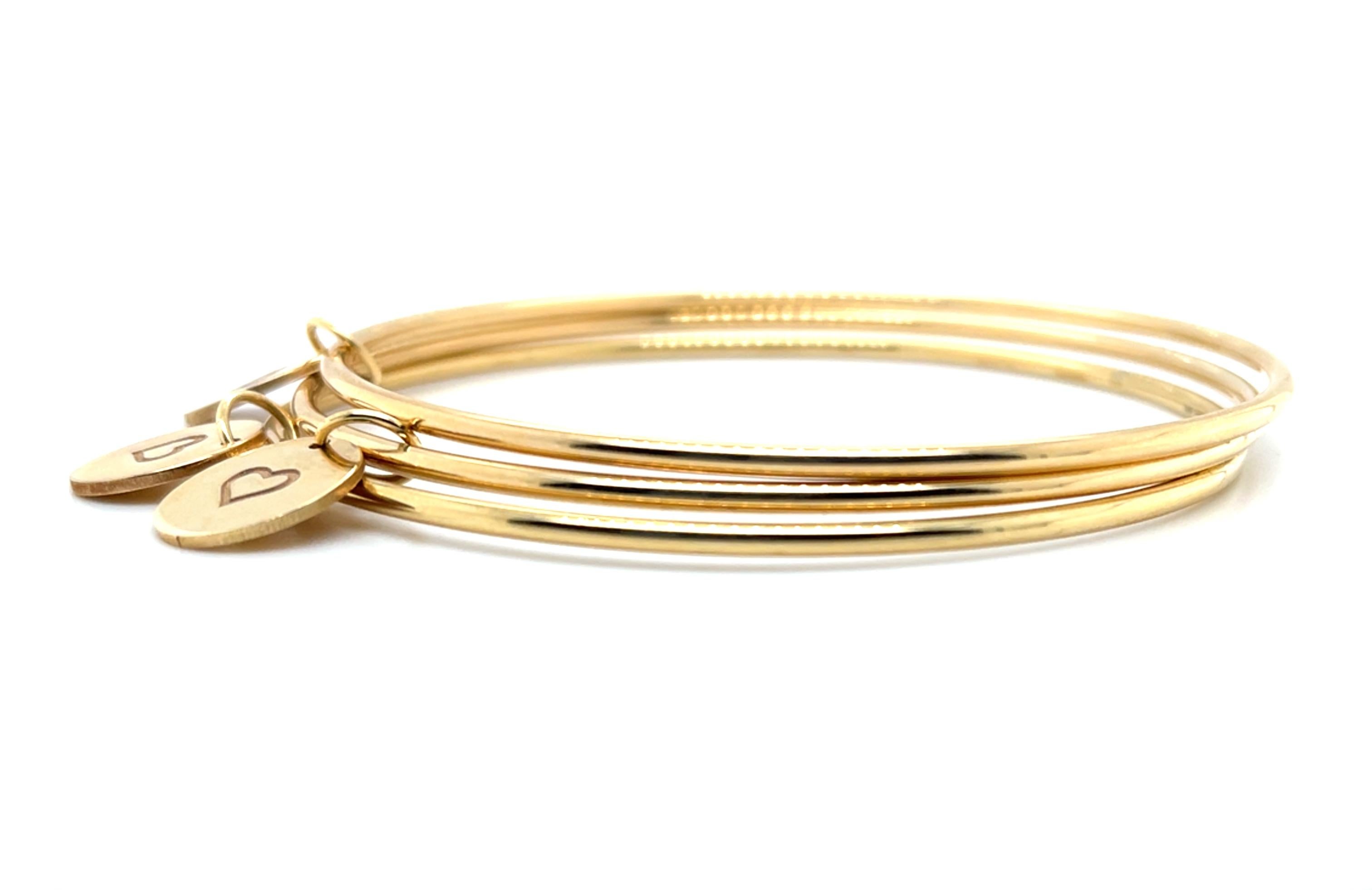 Bracelet jonc rond avec breloque gravable en or jaune 14 carats en vente 2