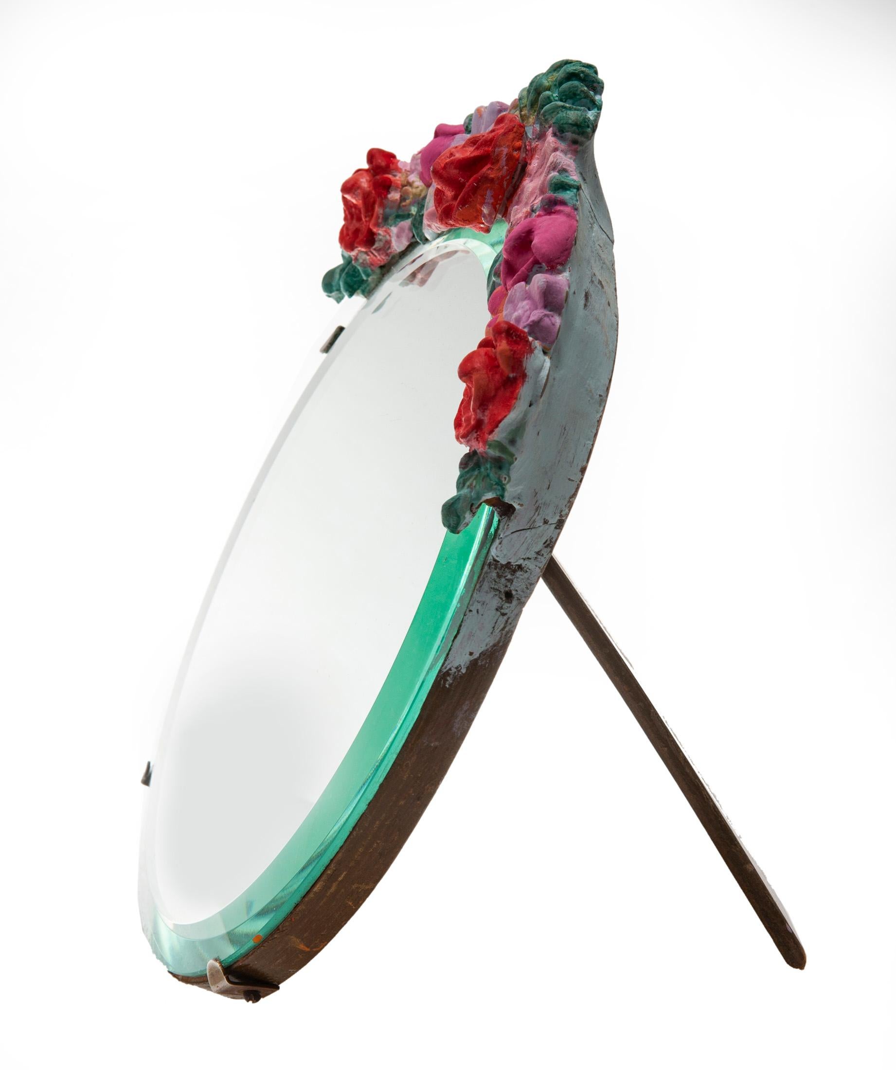 Reich bemalter, runder, abgeschrägter Spiegel mit Barbola-Rahmen auf einer schweren Eichenstaffelei.
Die ursprünglichen Blumen wurden in fröhlichen Rot- und Pinktönen neu bemalt.
