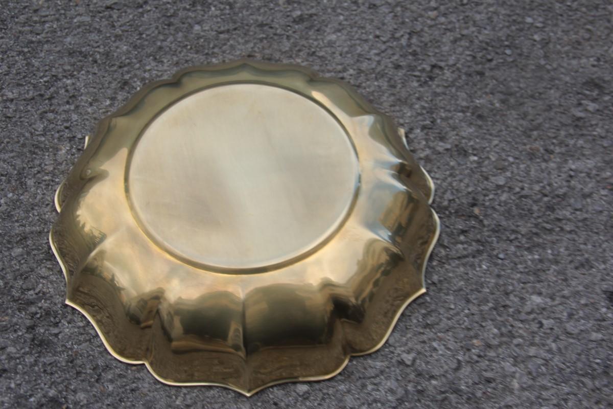 Mid-Century Modern Round Baroque Scalloped Tray in Solid Brass, 1970s Italian Design For Sale