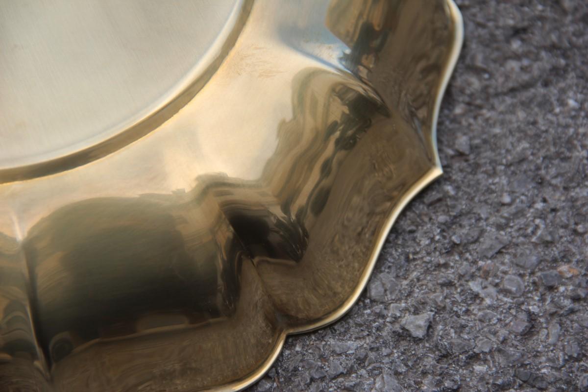 Round Baroque Scalloped Tray in Solid Brass, 1970s Italian Design In Good Condition For Sale In Palermo, Sicily