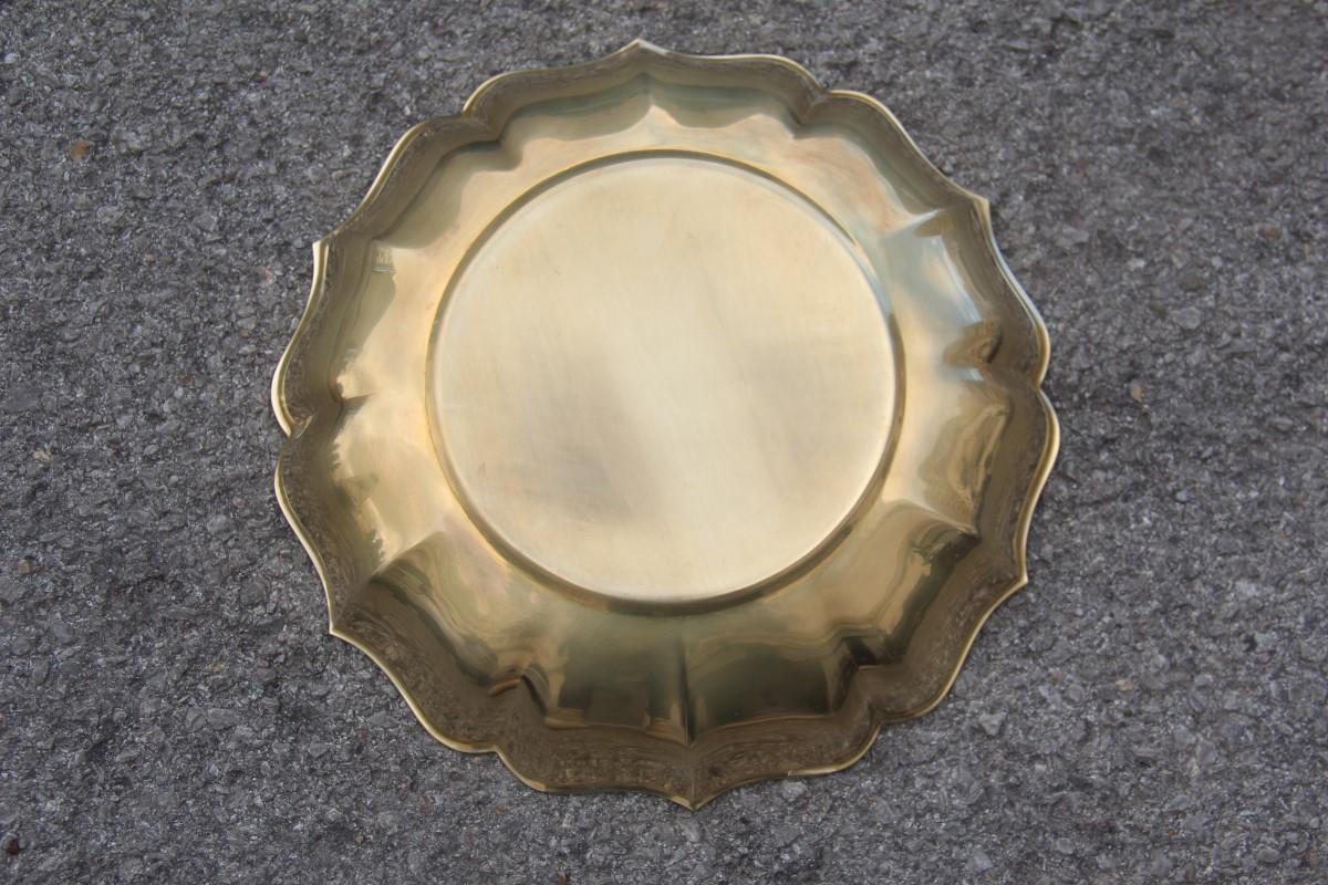 Vassoio rotondo barocco smerlato in ottone massiccio, design italiano anni '70 in vendita 1