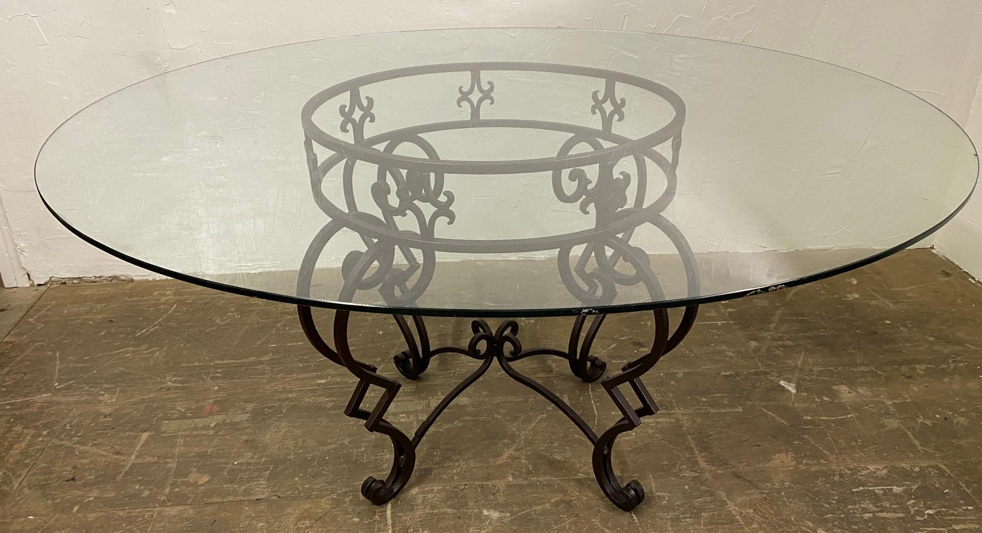 Runder Esstisch mit Metallfuß und Glasplatte im Barockstil (Postmoderne) im Angebot