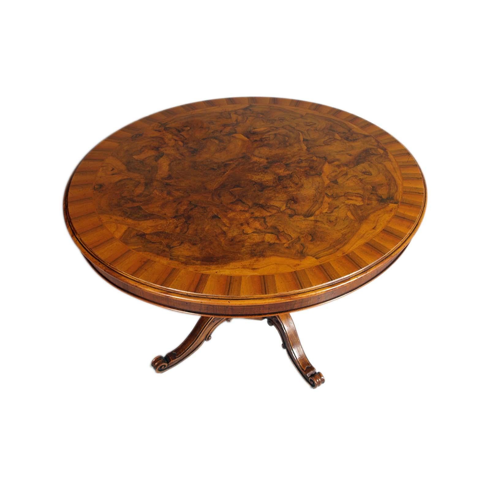 Elegante table ronde baroque du début des années 1900 avec plateau en racine de noyer ferrarais et incrustation centrale polie à la gomme-laque et à la cire.

La table est une production des années 1900 des célèbres tables élégantes de Ferrara des