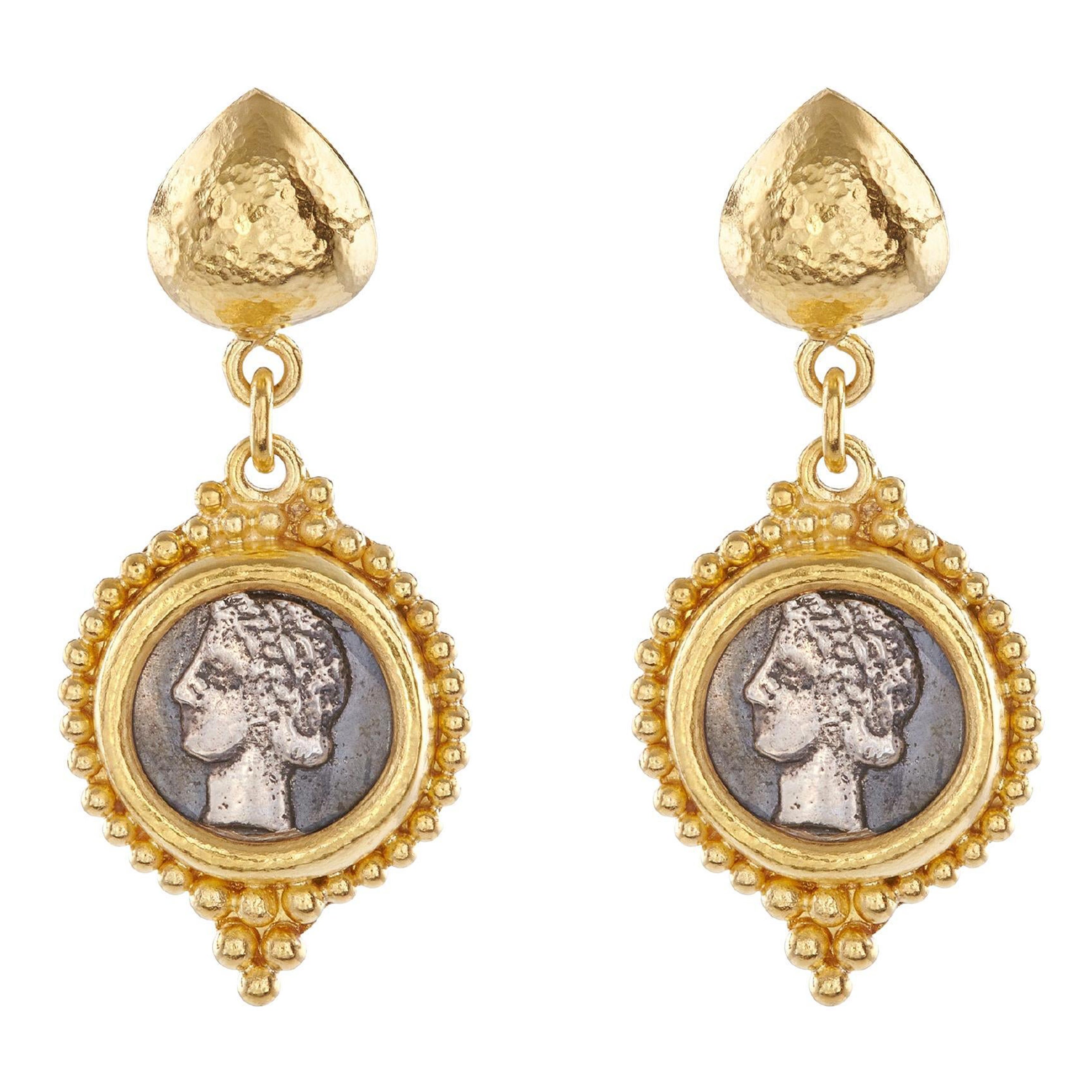 Runde Perlen-Ohrringe aus 22kt Gold in Satin-Hammer-Finish und antiker Silbermünze