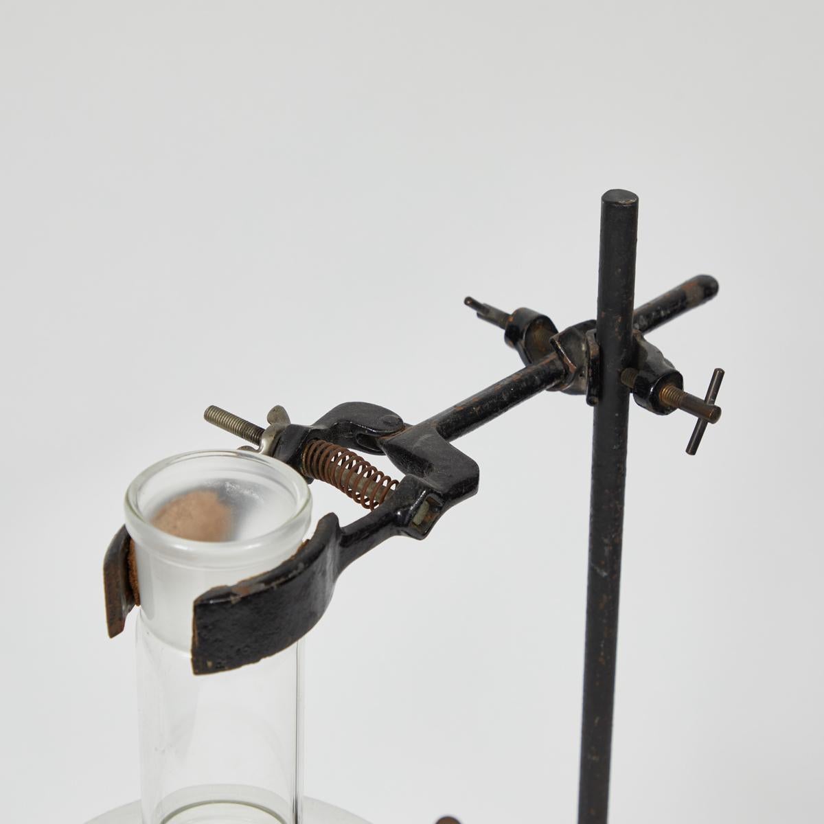 Runder Becher mit tropfenförmigem Tropfenstiel auf Ständer aus Belgien, frühes 20. Jahrhundert (Frühes 20. Jahrhundert) im Angebot
