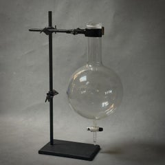 Gobelet rond avec tige en forme de goutte d'eau sur pied, Belgique, début du XXe siècle