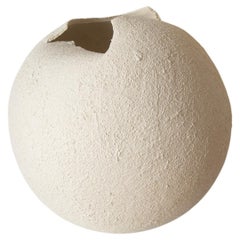 Vaso rotondo in ceramica non smaltata beige di Laura Pasquino