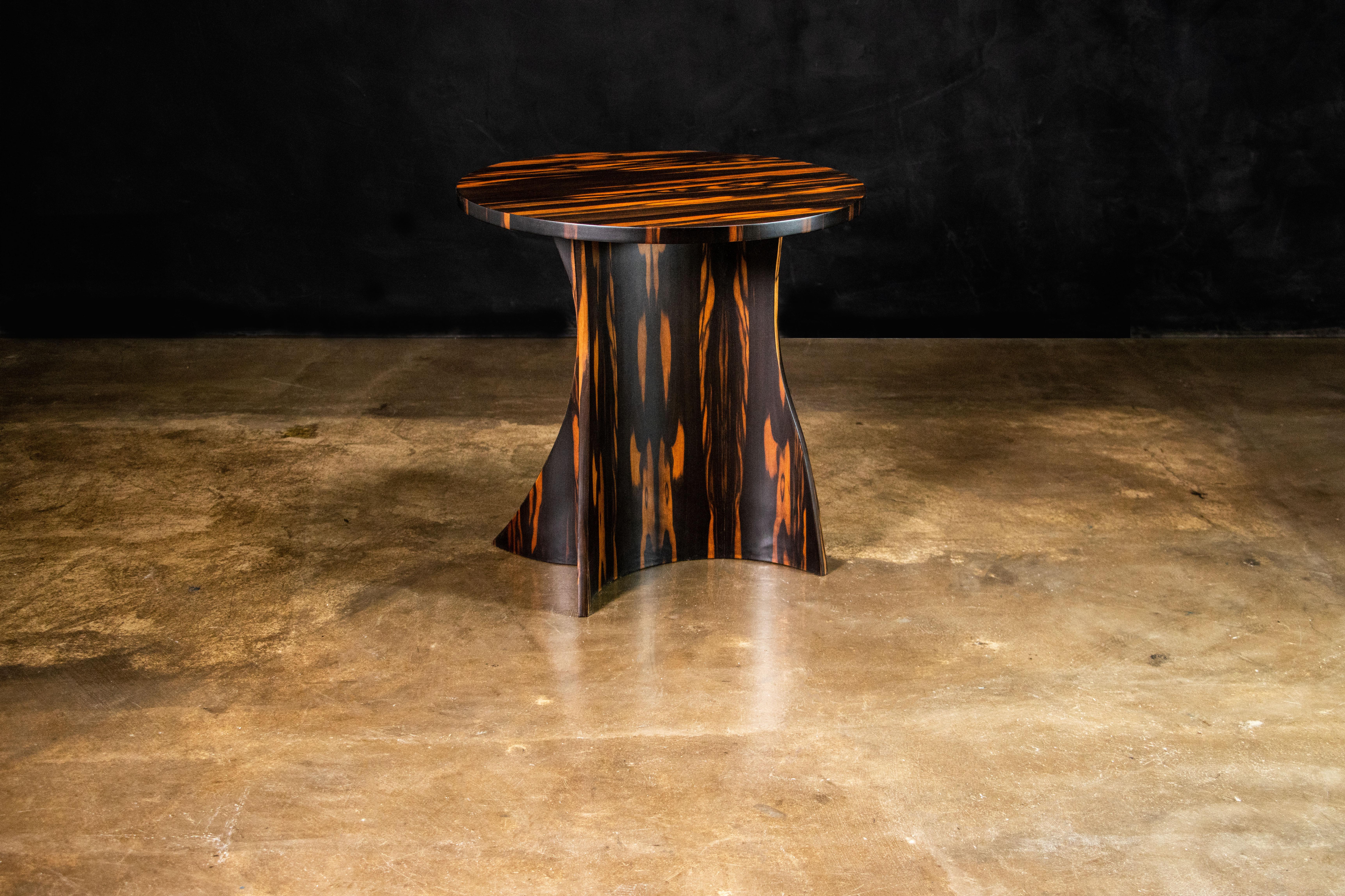 Moderne Table d'appoint ronde en bois cintré d'ébène de Macassar de Costantini, Andino, en stock en vente