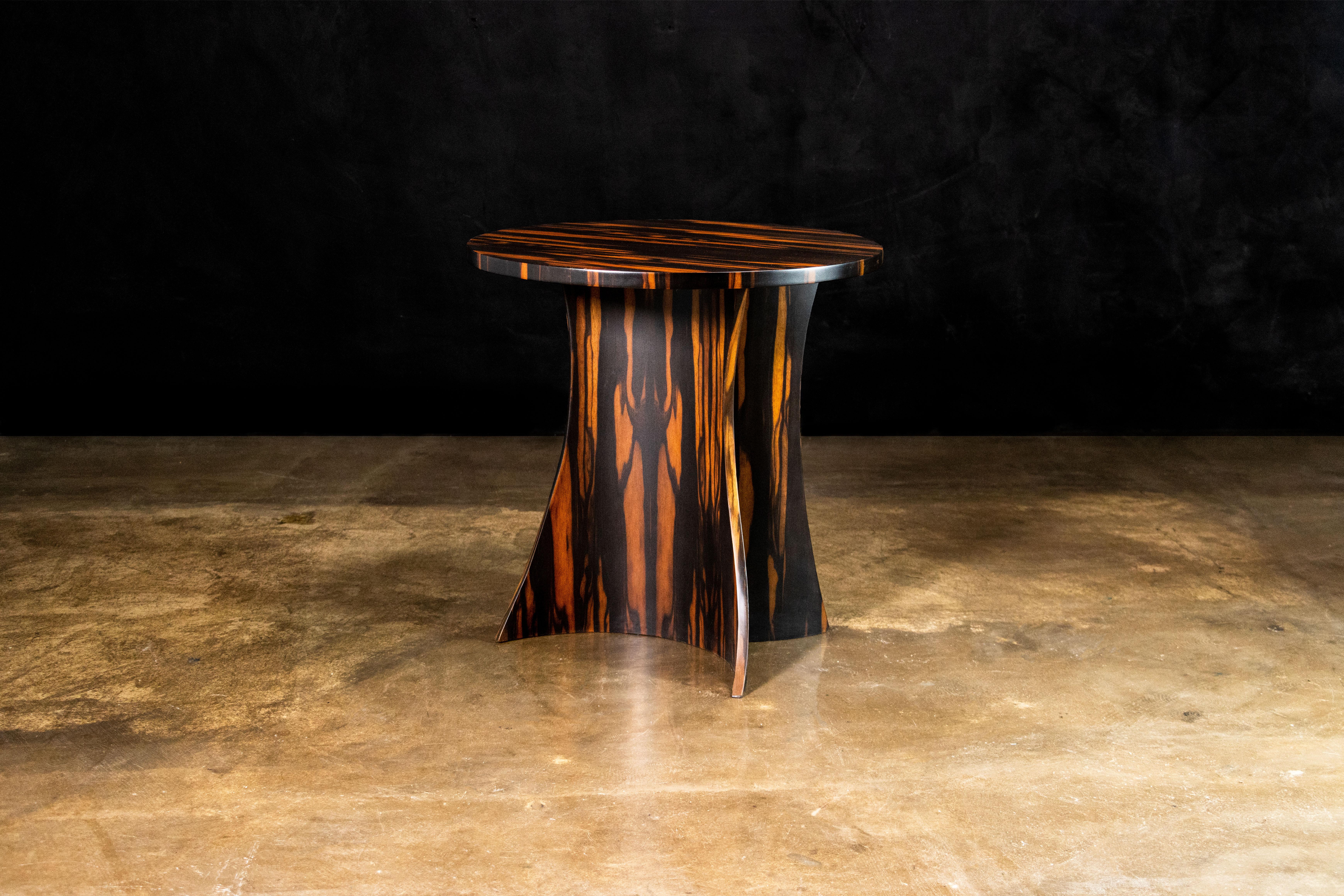 Travail du bois Table d'appoint ronde en bois cintré d'ébène de Macassar de Costantini, Andino, en stock en vente