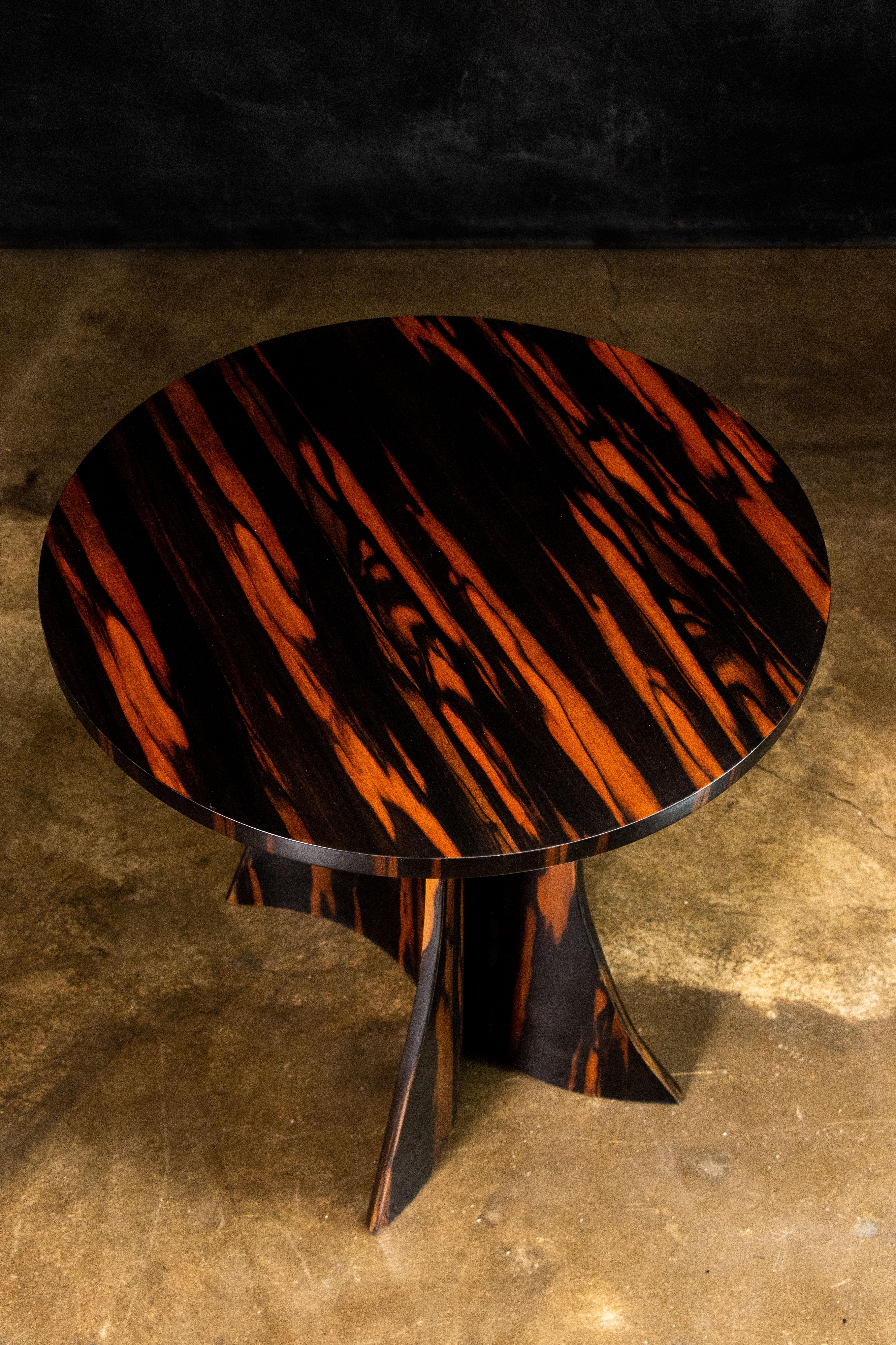 XXIe siècle et contemporain Table d'appoint ronde en bois cintré d'ébène de Macassar de Costantini, Andino, en stock en vente