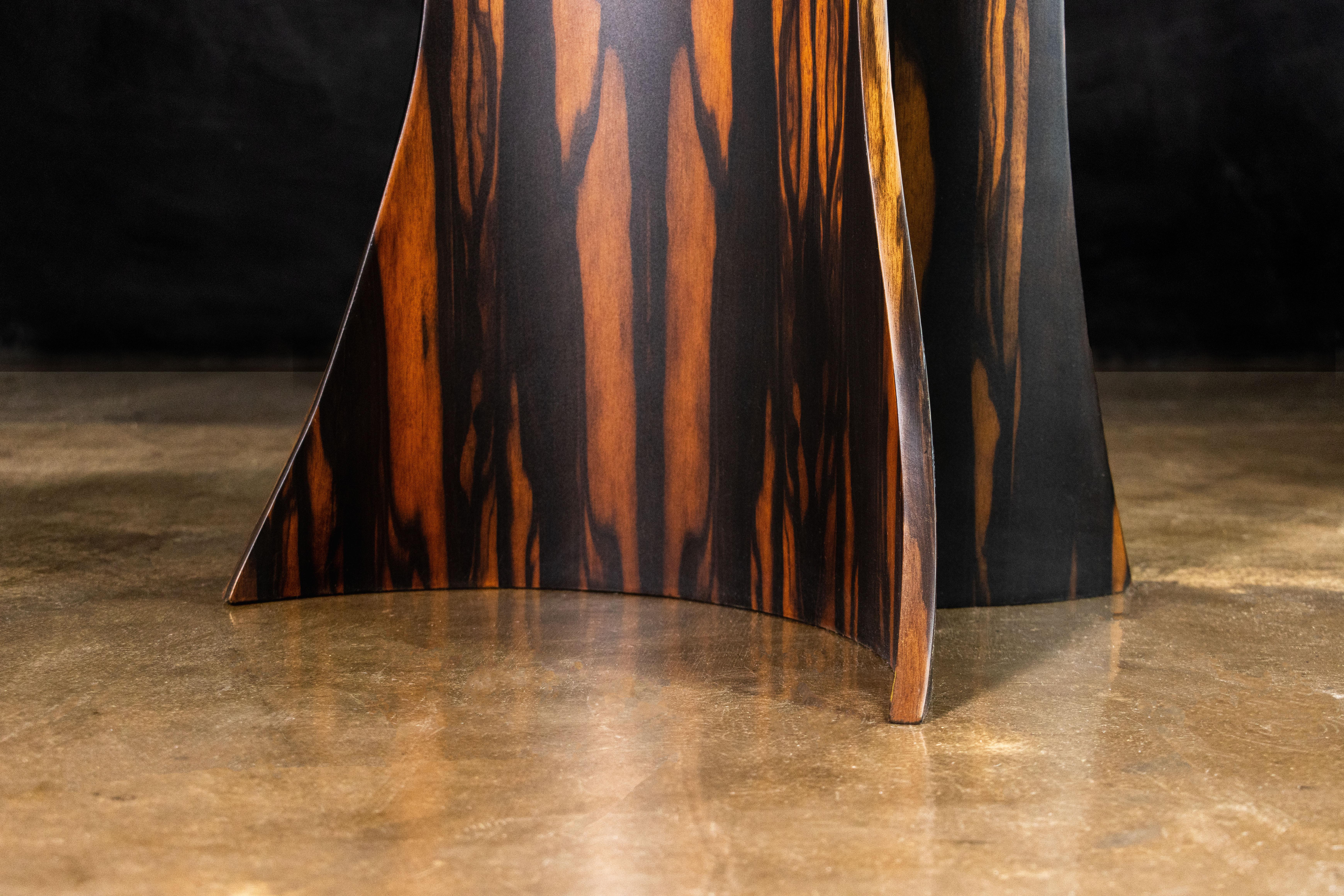 Table d'appoint ronde en bois cintré d'ébène de Macassar de Costantini, Andino, en stock en vente 1