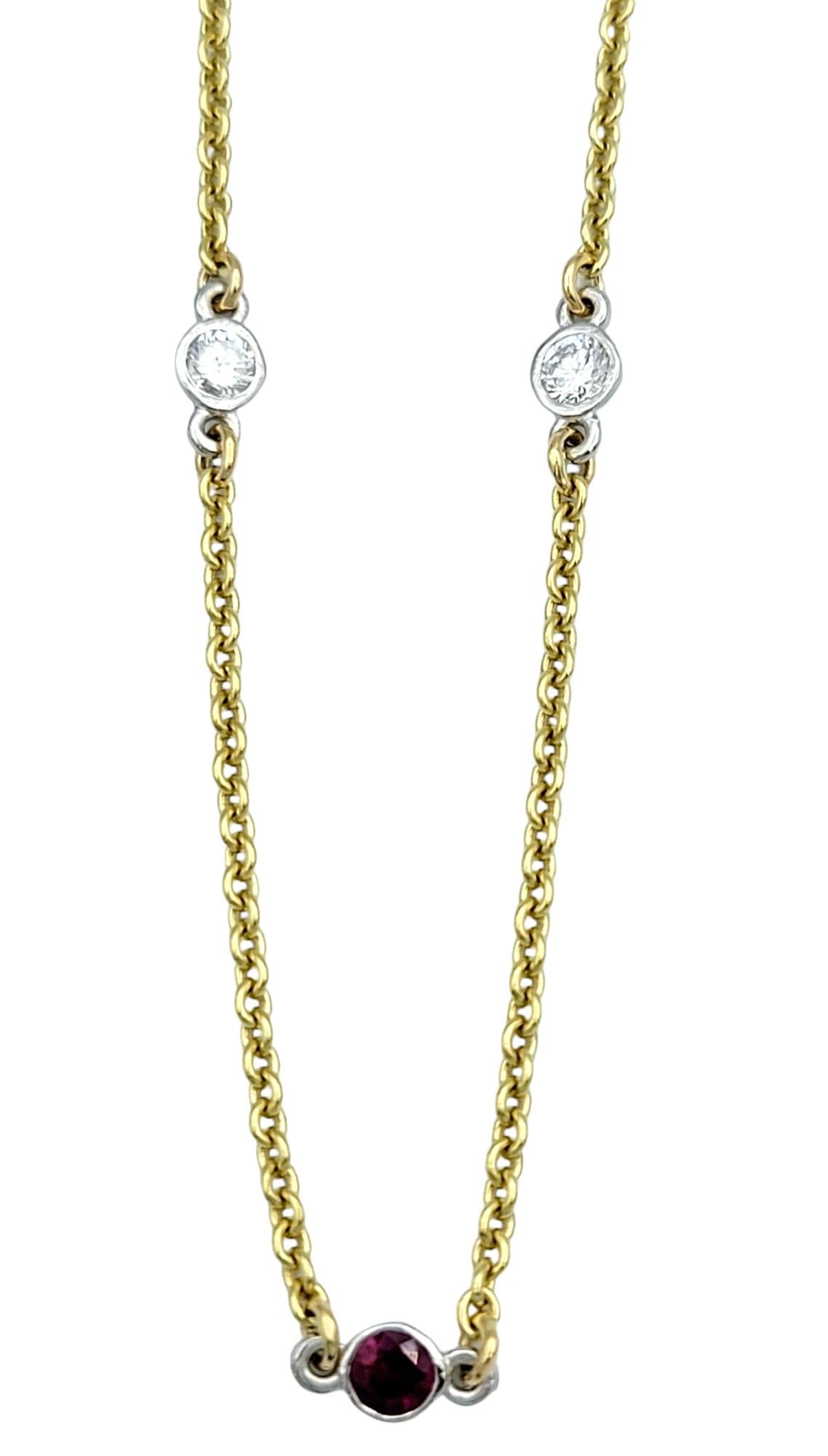 Halskette aus 18 Karat Gelbgold mit runden Diamanten und Rubinen in Lünettenfassung (Zeitgenössisch) im Angebot