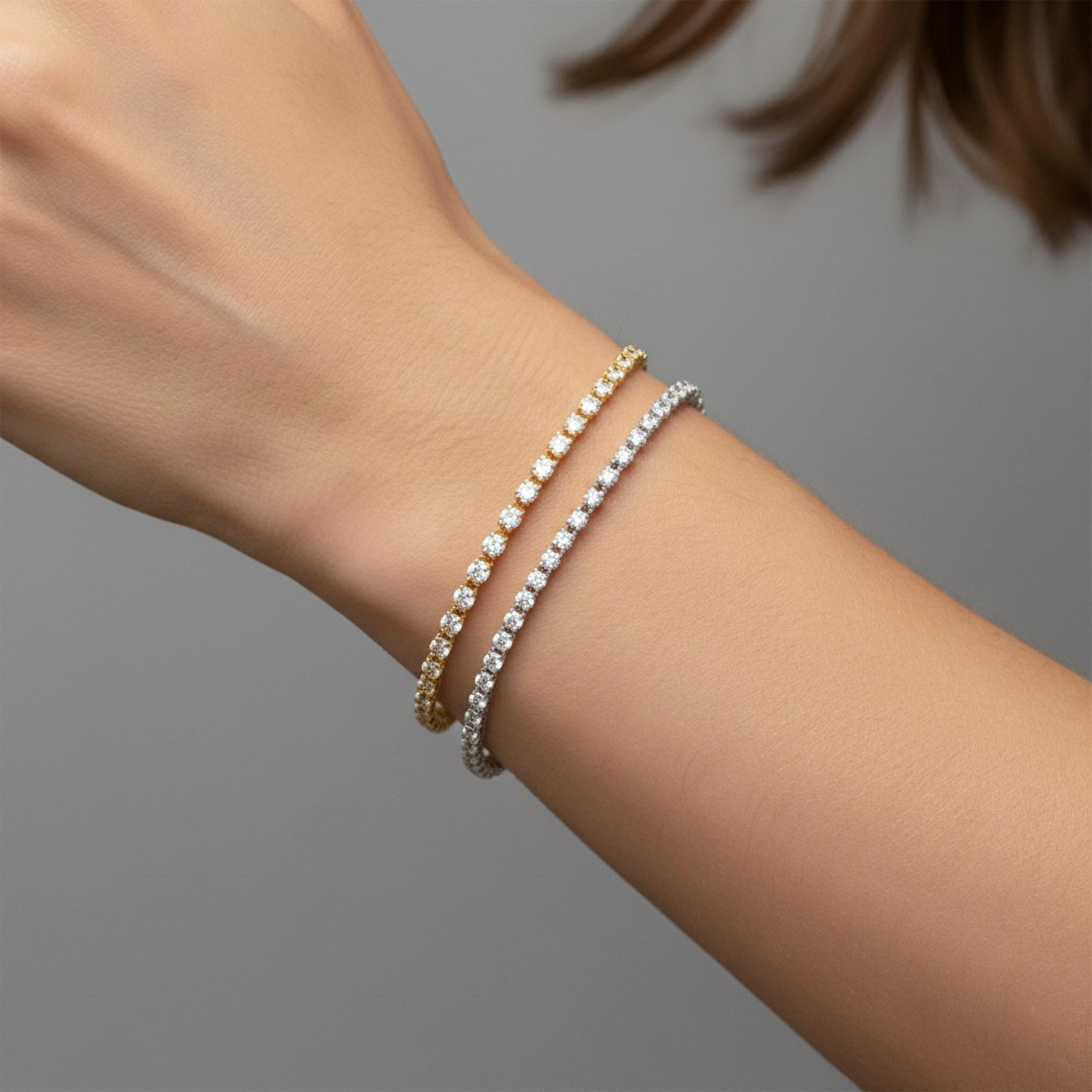 Eleva il tuo Bracciale Tennis in oro 14K con diamanti rotondi in una squisita montatura a cesto. Realizzato in oro 14 carati, questo pezzo senza tempo offre brillantezza e raffinatezza per ogni occasione. Disponibile in oro bianco, giallo e rosa, è